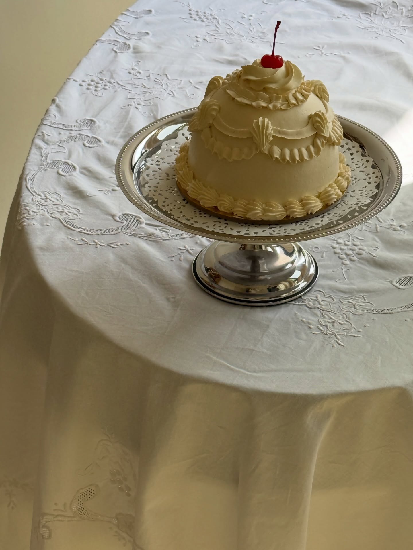 Cream and lace
#dubaievents #eventstyling #vintagecake #doilies #tablestyling