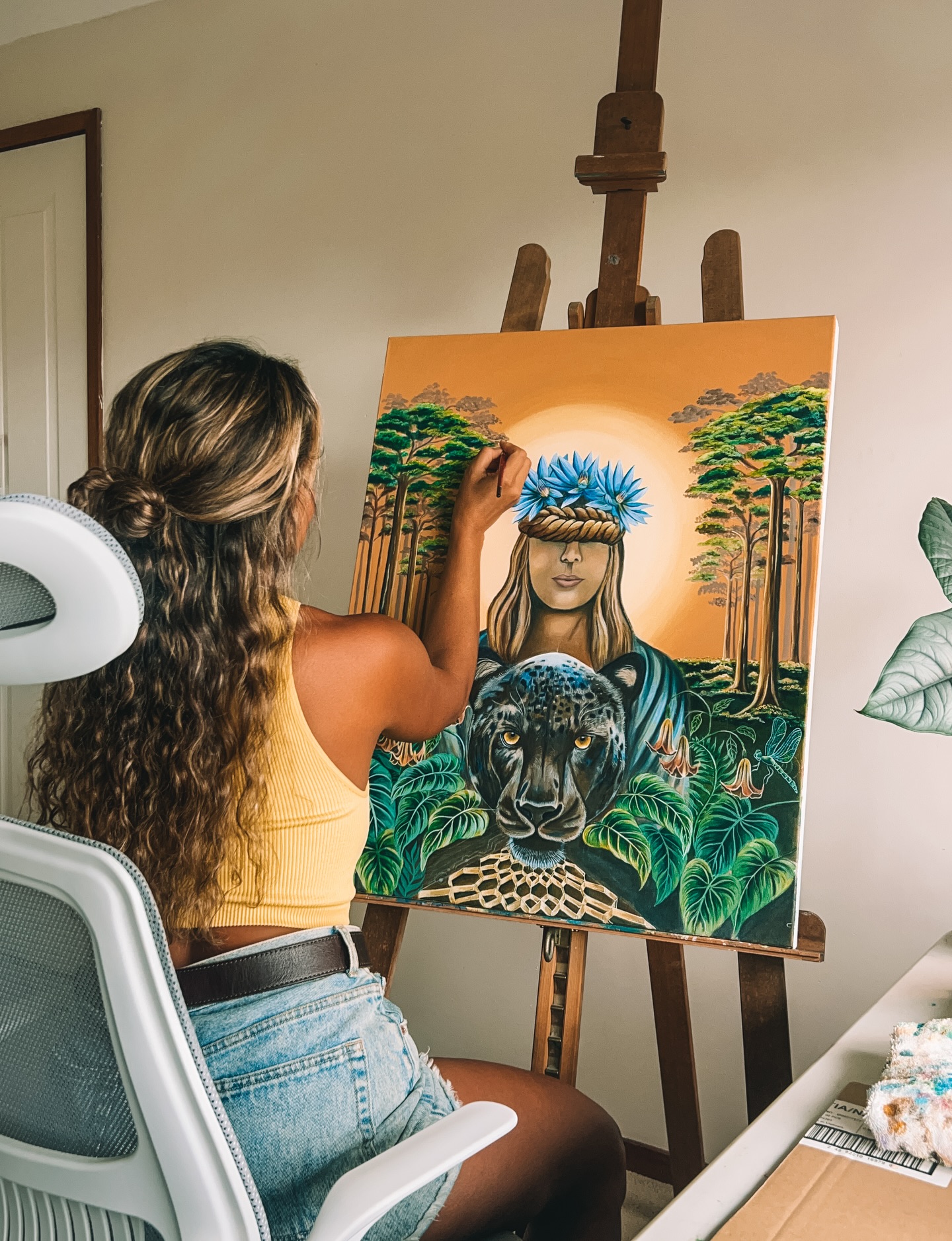 And so another piece is taking shape, born from a place of truth.
This work carries the presence of the Black Jaguar.
The Shadow Walker.
The one who moves between worlds.
In many South American shamanic traditions, the Jaguar appears during thresholds, initiations, identity deaths, moments when the old self can no longer remain.
The Black Jaguar comes when it’s time to stop explaining yourself and step into leadership reminding YOU of your INNER POWER.