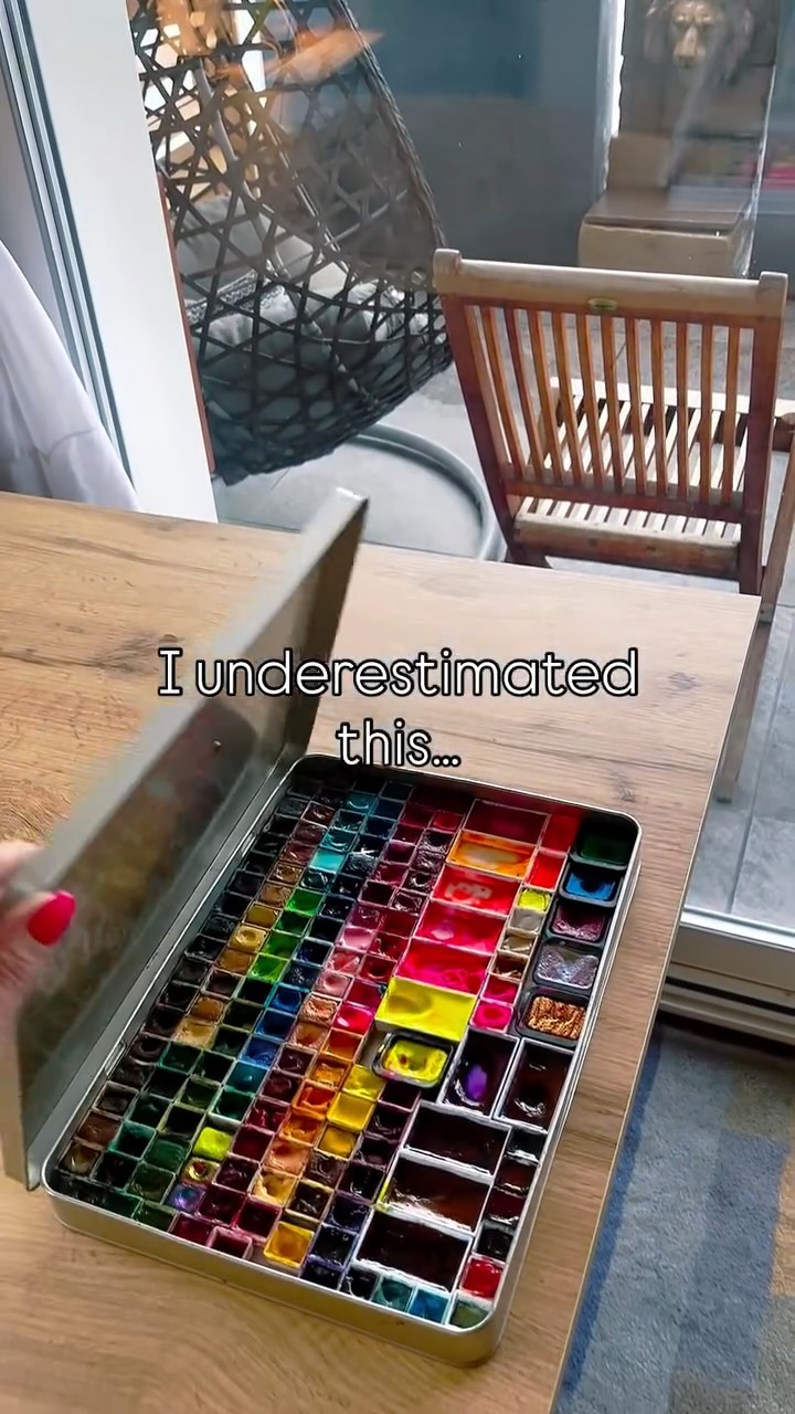 🇬🇧 The world can feel overwhelmingly loud these last days.
Endless frightening news all around the world, constant movement, grey winter days that leave little room to breathe. Some moments ask for more than resilience — they ask for refuge.
When I take my brushes, my paints, something shifts. The noise fades, time slows down, and possibility quietly returns.
Painting isn’t a hobby for me — it’s a space where calm, optimism, and joy still exist.
This is my safe place, without which I could not live.
—
🇫🇷 Le monde peut devenir assourdissant.
Les informations effrayantes en continu partout dans le monde, le mouvement constant, ces journées grises d’hiver qui laissent peu de place pour respirer. Certains moments demandent plus que de la résistance : ils demandent un refuge.
Quand je prends mes pinceaux et mes peintures, tout change. Le bruit s’éteint, le temps ralentit, et les possibles réapparaissent doucement.
Peindre n’est pas un loisir pour moi — c’est un espace où le calme, l’optimisme et la joie existent encore.
C’est mon refuge, mon indispensable, sans lequel je ne pourrai pas vivre.
#contemporaryart #artcollectors #luxurywellbeing