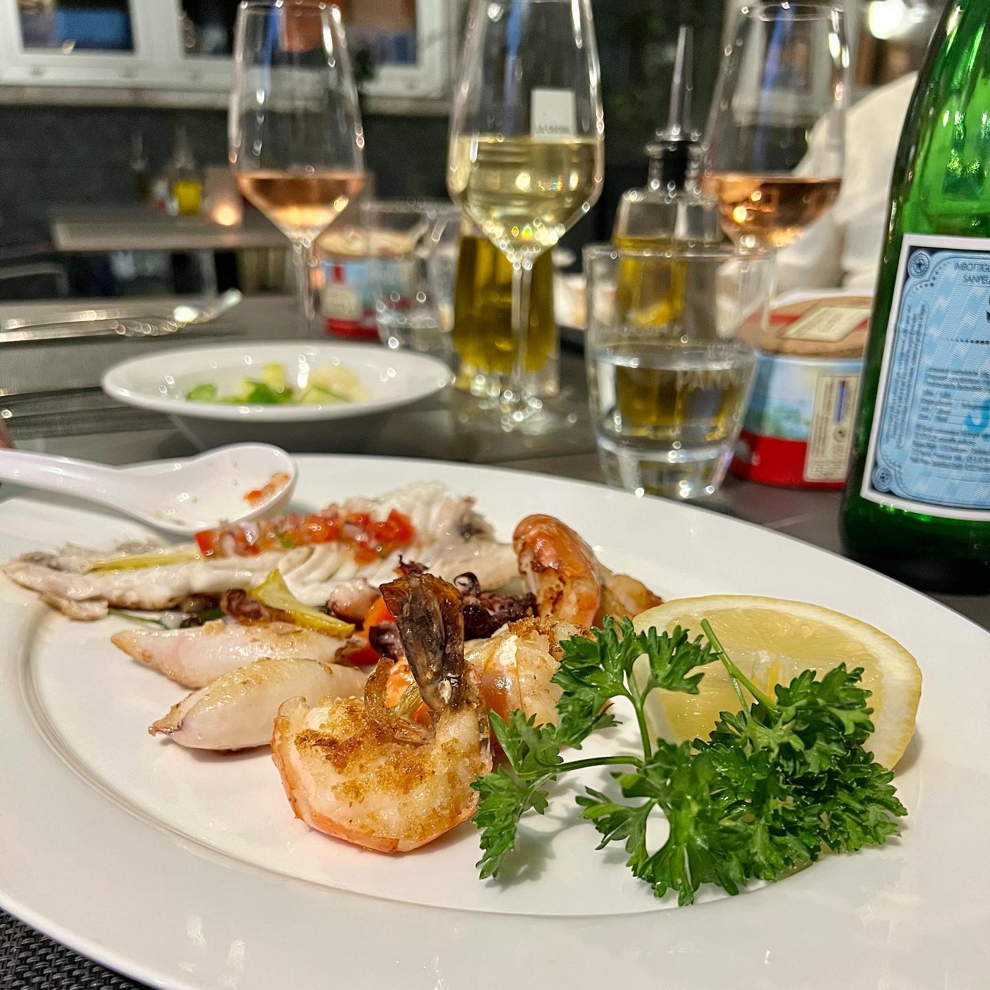 Ciao Ragazzi 😎 Allein der Anblick ist schon ein Genuss. 😋 Unsere Fischgerichte eigenen sich super für die heißen Tage, etwas olio extra vergine di oliva und grobes Meersalz - perfetto! 🤌🏼 #tuttipazziperlacucina
#restaurantsmünchen #geheimtippmünchen #italianfoodmunich
#lacucina #münchen #pizzapastaandmore #munich