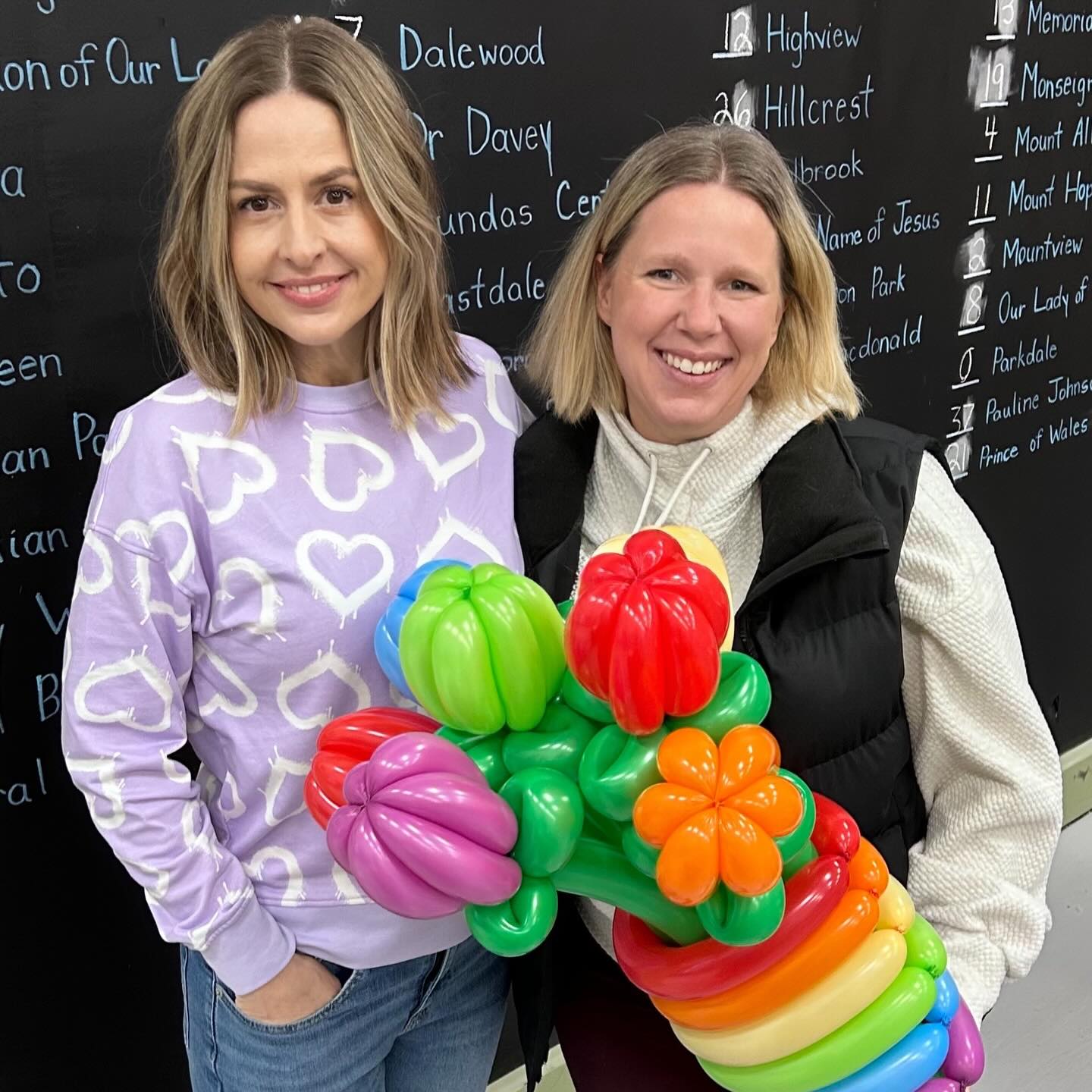 Our pack day included a surprise balloon bouquet from our wonderful volunteer @mama_balloona 🎈
#food4kidshamilton #balloonbouquet #thebestvolunteers