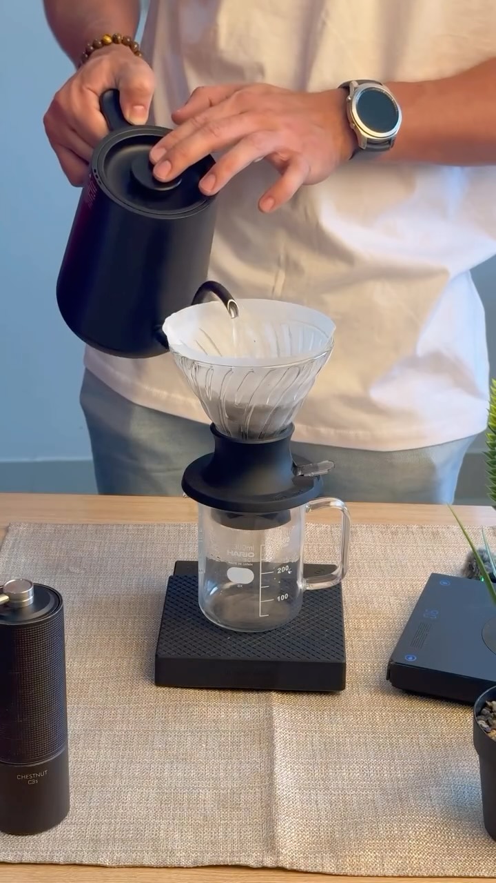 ¿V60 o Inmersión? 🤔 ¡Por qué elegir si podés tener ambos!
Este es el Hario Switch, el método que está cambiando las reglas del juego en la barra. ☕️✨ Lo que lo hace especial es su válvula inteligente, podés infusionar tu café como en una prensa francesa, pero filtrarlo con la claridad de un V60.
El resultado, una taza más dulce, con más cuerpo y cero complicaciones.
Tip Xpecialty: Probá dejar el switch cerrado por 2 minutos y luego liberalo. ¡Después nos contás la diferencia! 🤯
🛒 Conseguí tu set completo en nuestros Showrooms de Asunción y CDE
#Xpecialty #HarioSwitch #CafeDeEspecialidad