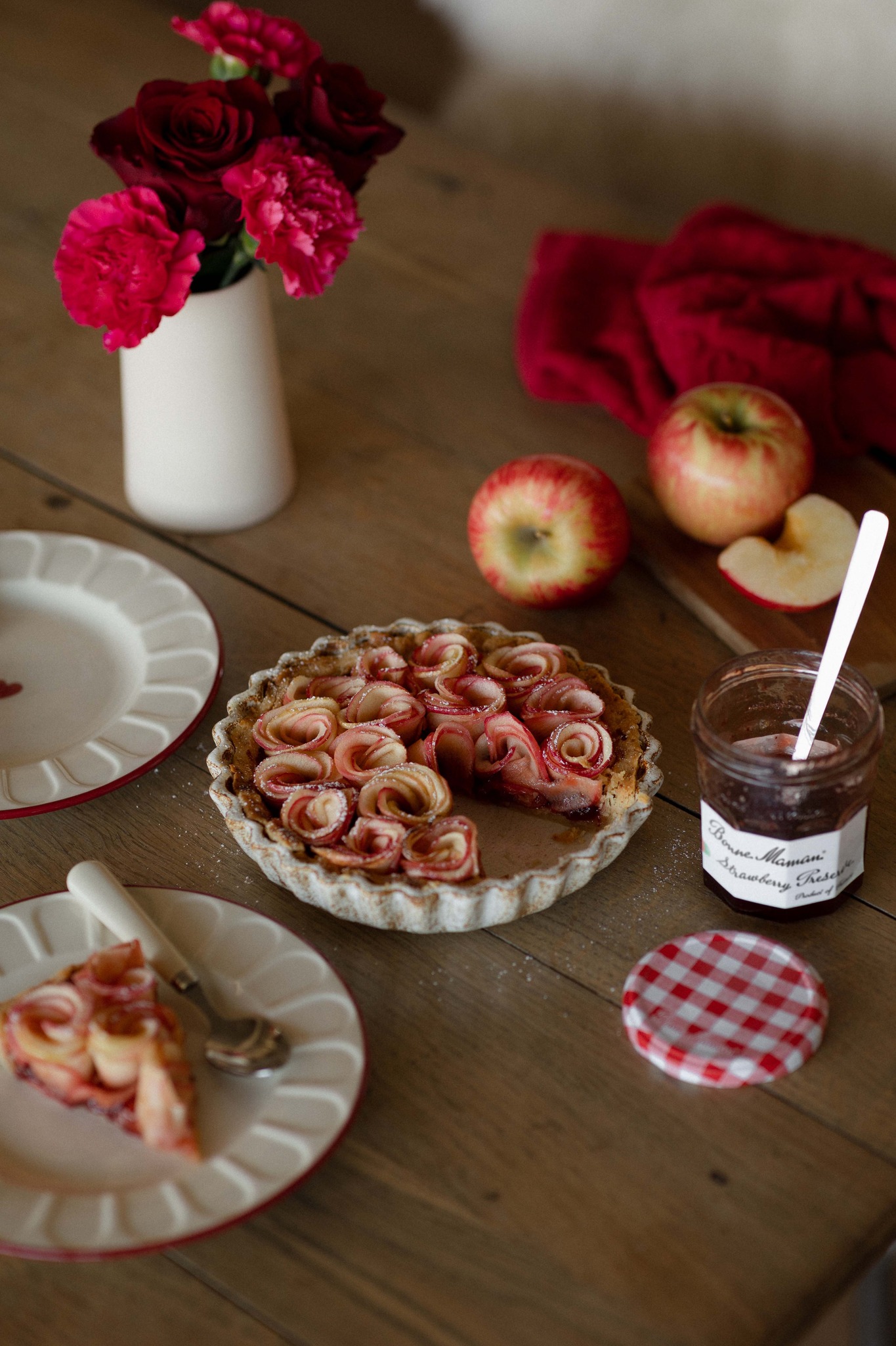 When the scent of baked apples and pastry fills the air, the sweetness of love takes shape. This Valentine's Day, create a Flower Bouquet Tart that’s uniquely yours, together with your beloved 💐
🌟 Ingredients:
Shortcrust Pastry: 175g plain flour, 1 tbsp caster sugar, 125g cold salted butter, 4 tbsp cold water
Filling: 3 apples, 100g Bonne Maman Strawberry Preserve, icing sugar (for dusting)
Syrup: 150g caster sugar, 100ml water, juice of 2 lemons
🌟 Instruction:
1. Combine flour and sugar in a bowl. Rub in cold butter in small pieces until the mixture resembles crumbs. Gradually add cold water and bring together into a dough. Wrap and chill in the refrigerator for a few hours.
2. Roll out the dough and line a tart tin. Bake at 180°C for 20 minutes.
3. For the syrup, bring sugar, water and lemon juice to the boil. Cool, then add apple slices and soak for 15 minutes.
4. Drain the apple slices well, then carefully shape them into small roses.
5. Spread the Bonne Maman Strawberry Preserve evenly over the tart base. Arrange apple roses on top.
6. Return the tart to the oven and bake at 160°C for 15-20 minutes.
7. Dust lightly with icing sugar just before serving.
With every slice, a rose of apple unfurls, revealing a heart of flowing Bonne Maman Strawberry Preserve within the crisp pastry. May this handmade sweetness become the most beautiful love letter you share today.
當烤蘋果與酥皮的香氣瀰漫空氣時,愛情的甜蜜滋味便有了形狀。這個情人節,與摯愛一起創造專屬於你們的花束撻 💐
🌟 材料:
油酥皮:中筋麵粉175克、細砂糖1湯匙、冷藏有鹽牛油125克、冰水4湯匙
內餡:蘋果3個、Bonne Maman 士多啤梨果醬100克、糖粉(裝飾用)
糖漿:細砂糖150克、水100毫升、檸檬汁2個
🌟 做法:
1. 製作油酥皮:將麵粉與糖放入碗中混合,加入小塊的冷藏牛油搓揉,直至混合物呈沙狀。逐漸加入冰水,揉成光滑麵糰。包裹好,放入雪櫃冷藏數小時。
2. 將麵糰擀平,鋪入撻模中。以180°C烘烤20分鐘。
3. 製作糖漿:將糖、水及檸檬汁煮沸後放涼。加入蘋果片浸泡15分鐘。
4. 瀝乾蘋果片,仔細地捲成玫瑰形狀。
5. 在撻底表面均勻塗抹 Bonne Maman 士多啤梨果醬,再依次擺上蘋果玫瑰。
6. 將撻重新放回烤箱,以160°C烘烤15-20分鐘。
7. 輕輕撒上糖粉後即可享用。
切開的每一角,都有蘋果玫瑰綻放,酥脆撻皮內是Bonne Maman士多啤梨果醬流淌的心意。願這份親手製作的甜蜜,成為你們今天最美的情話。
#BonneMaman #StrawberryPreserves #FlowerBouquetTart #DeliciousMoment #Deliciousness