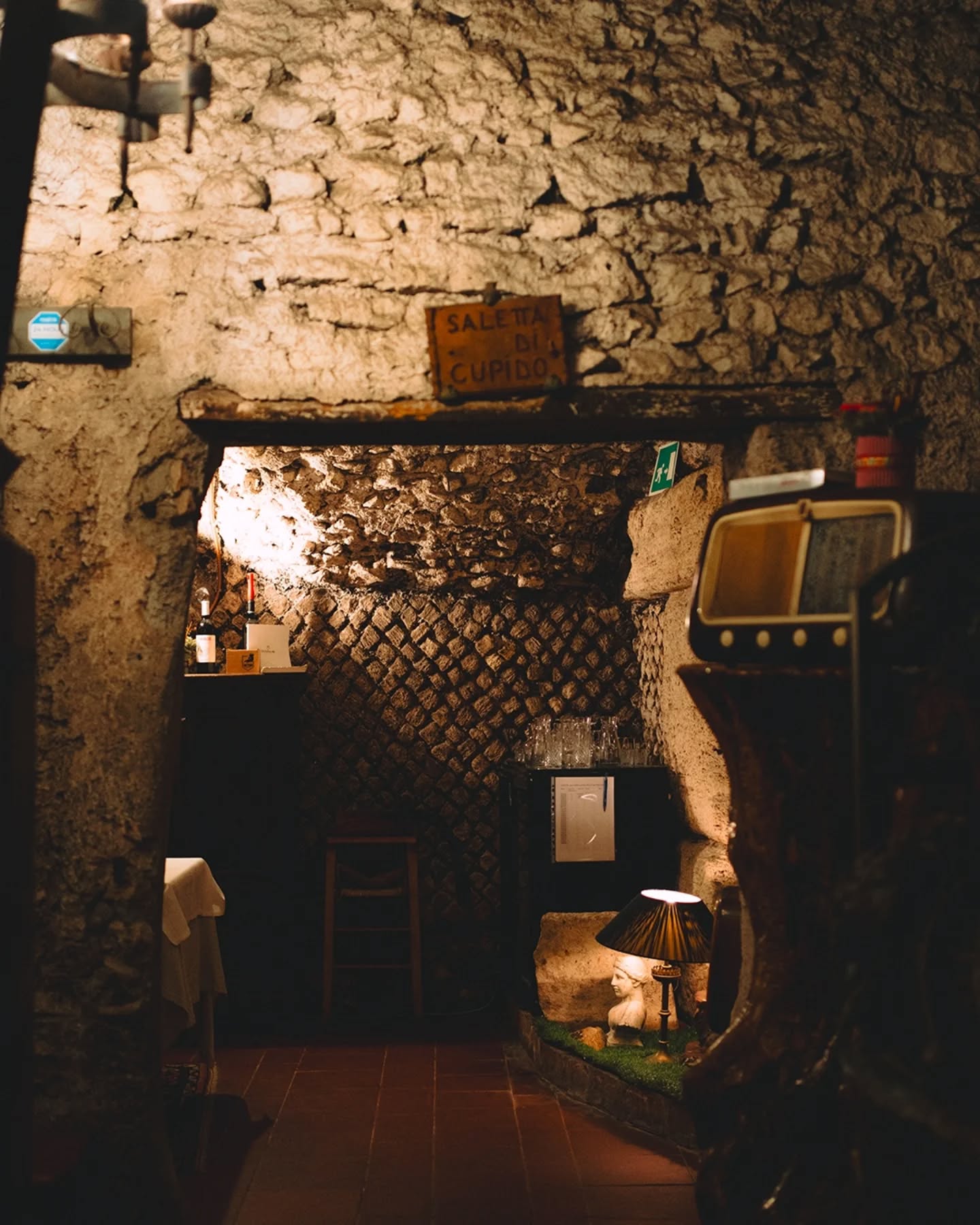 Immergiti nella Sala di Cupido 💘
nel ristorante Antiche Terme di Diana a Tivoli.
Un ambiente accogliente e raffinato, dove atmosfera e dettagli di 2000 anni si incontrano per regalare un’esperienza unica, accompagnata dall’autentica cucina romana 🍷✨
Vi aspettiamo!
📍 Via dei Sosii, 6 – Tivoli
📞 0774 312256
📸 @smup_socialmedia