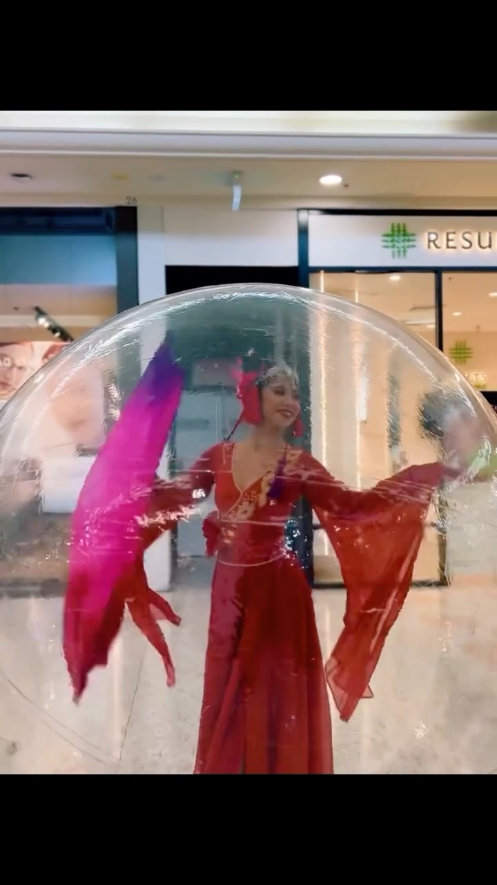 Our Lunar New Year Bubble Dancer drifting through the crowd and drawing everyone in, soft movement, and that quiet wow moment we love creating.
New year energy, the DanceCircus way 🏮💫
#LunarNewYear #BubbleDancer #SydneyEventEntertainment #RovingMagic #LNYCelebrations, thanks to @mark_edmonds_productions