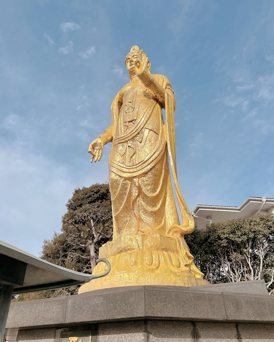 北村西望 《聖観世音菩薩》
全生庵(東京都台東区)
Seibo Kitamura
"Buddhist Saint Seikannon"
Zenshoan Temple (Taito City, Tokyo)
山岡鉄舟が創建した禅寺・全生庵
その境内に設けられた高台に
黄金に輝く大きな観音像が建立されています✨
ひときわ目を引くその存在感は圧倒的で
静けさの中に 強い祈りの力を感じさせます🙏✨
広く谷中の街も見守る大観音様です🍀
----------------------------------------------
Zenshoan, a Zen temple founded by Yamaoka Tesshū. On a raised ground within its precincts,
a large golden statue of Kannon stands majestically.
Its striking presence is overwhelming,
yet within the quiet surroundings,
it conveys a powerful sense of prayer.
It seems to watch over not only the cemetery grounds, but also the wider Yanaka district.
#北村西望 #聖観世音菩薩 #全生庵
#谷中大観音 #TruePeaceWarlessWorld