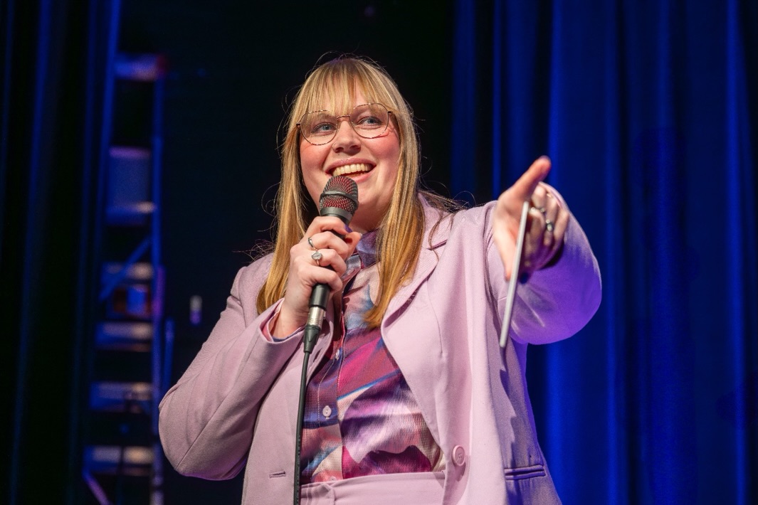 Nog maar weinig woorden voor gisteren.
Vooral ‘wauw’. 🤩
Dit blijft niet bij deze keer. 💖
Liefde voor mijn all-female powerhouse line-up:
@moeswagenaar
@eefje.degeus
@dorothee_loorbach
@beautiful_and_beast
@cindyvoortman
@marieke_willemijn
💝💝💝
Lang leve de poëzie!
📸 @sita_dv
#stadsdichter #poezie #gedichten #theater