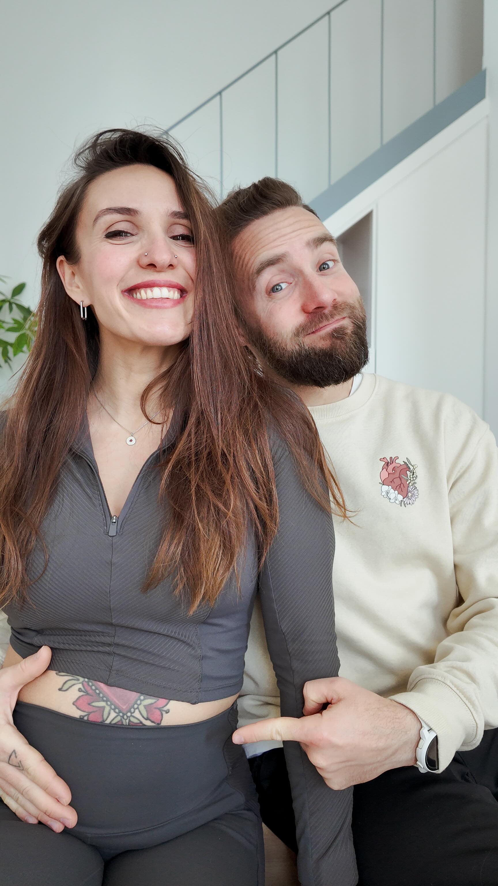 𝗙𝗥𝗜𝗗𝗔𝗬 𝗡𝗘𝗪𝗦!! 🫀
Este vídeo es solo una forma de compartir en voz alta todo lo que se está moviendo en el estudio. Las ideas, las ganas, los espacios que cuidamos y los procesos que acompañamos.
Cada propuesta nace con mucho mimo, pensando en personas reales, con vidas reales, que buscan un lugar donde parar, sostenerse y volver a escucharse.
Si algo de lo que contamos te toca un poquito, escríbenos.
Aquí estamos 🤍 GRACIAS siempre 💐