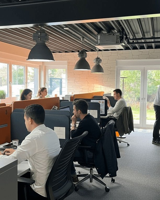 1️⃣
Heute Fokus, morgen Freiheit: Buche deinen Platz spontan – stunden-, tages- oder monatsweise.
Klimatisierte Räume halten deinen Kopf kühl, die Kaffee- & Wasserflat deinen Flow. ❄️
Perfekt für Side-Projects, Bewerbungsphase oder Start-up-Phase.
Einfach kommen, einloggen, liefern – ohne Papierkram.
VISION Uelsen: flexibel wie dein Leben. ☕
#CoworkingUelsen #FlexOffice #Produktiv