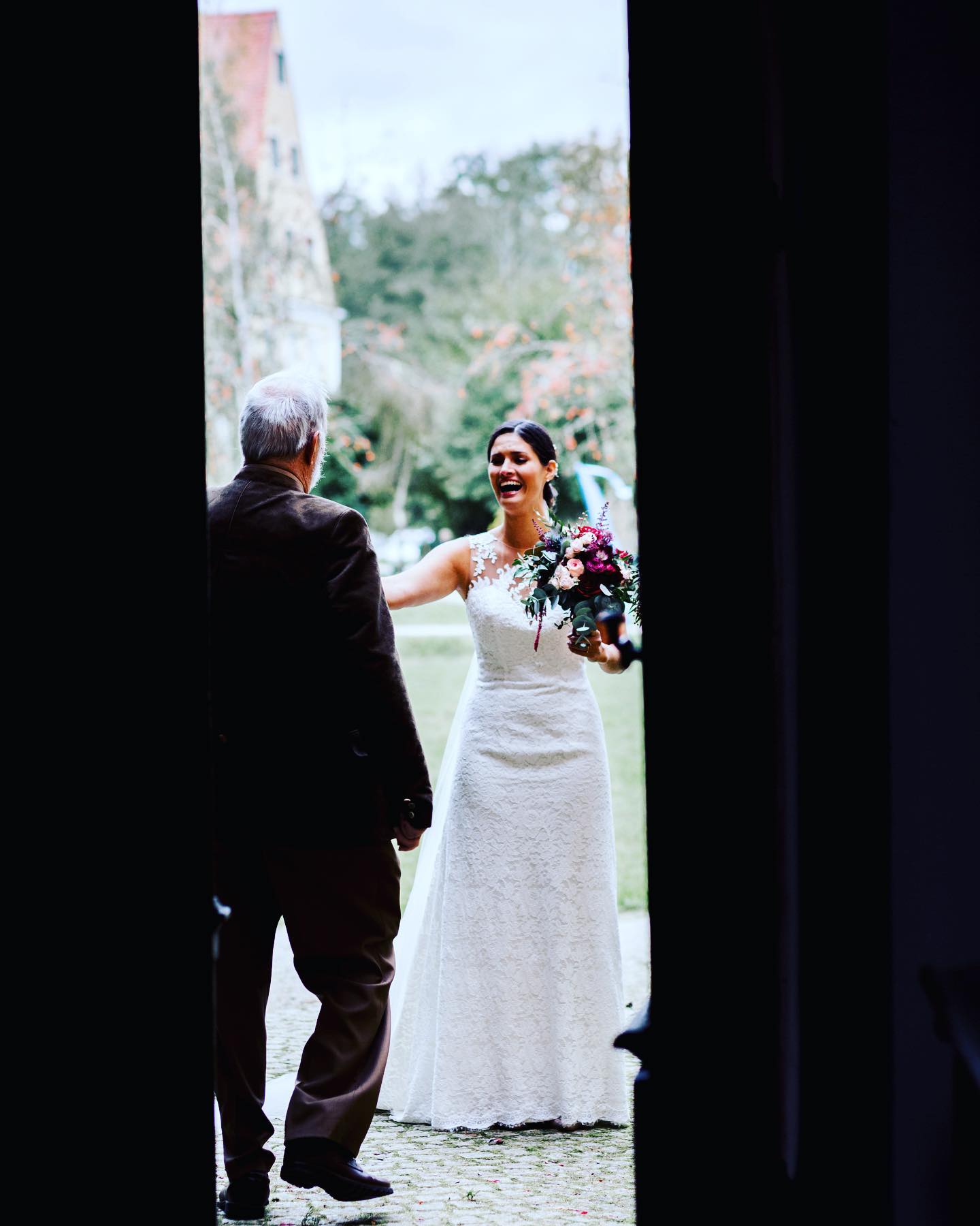 Can you feel it? I can! One of my favorites from the last wedding in Bavaria. Photography is for me not about the perfect colors, the right exposure or what ever is needed from a technical perspective - it is about this single moment when magic is happening. #magic #pictureoftheday #photography #canonphotography #wedding #weddingphotography #weddinginspiration #hochzeit #schlossblumenthal