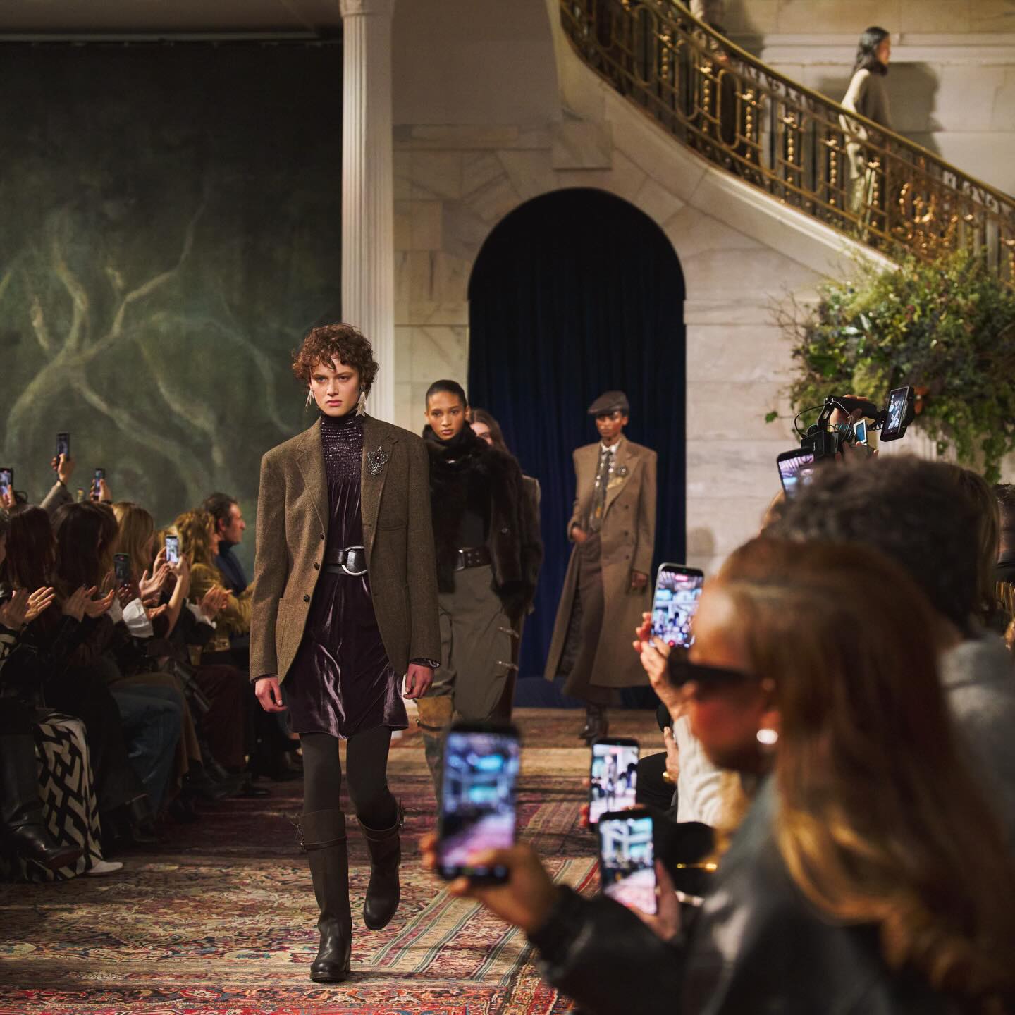 A aventura da moda como essência! No outono 2026, Ralph Lauren constrói uma narrativa onde herança, força e sensualidade se encontram em um estilo que atravessa o tempo. Alfaiataria com acento vintage, texturas ricas, trabalho artesanal e acessórios marcantes traduzem uma mulher destemida, guiada pela própria história e pela confiança de se reinventar.
Confira a análise completa da coleção e mergulhe nos detalhes que definem essa temporada.
👉 Link da matéria na bio
#RalphLauren #Outono2026 #ModaInternacional #LuxuryFashion #AlfaiatariaFeminina FashionEditorial TendênciasDeModa