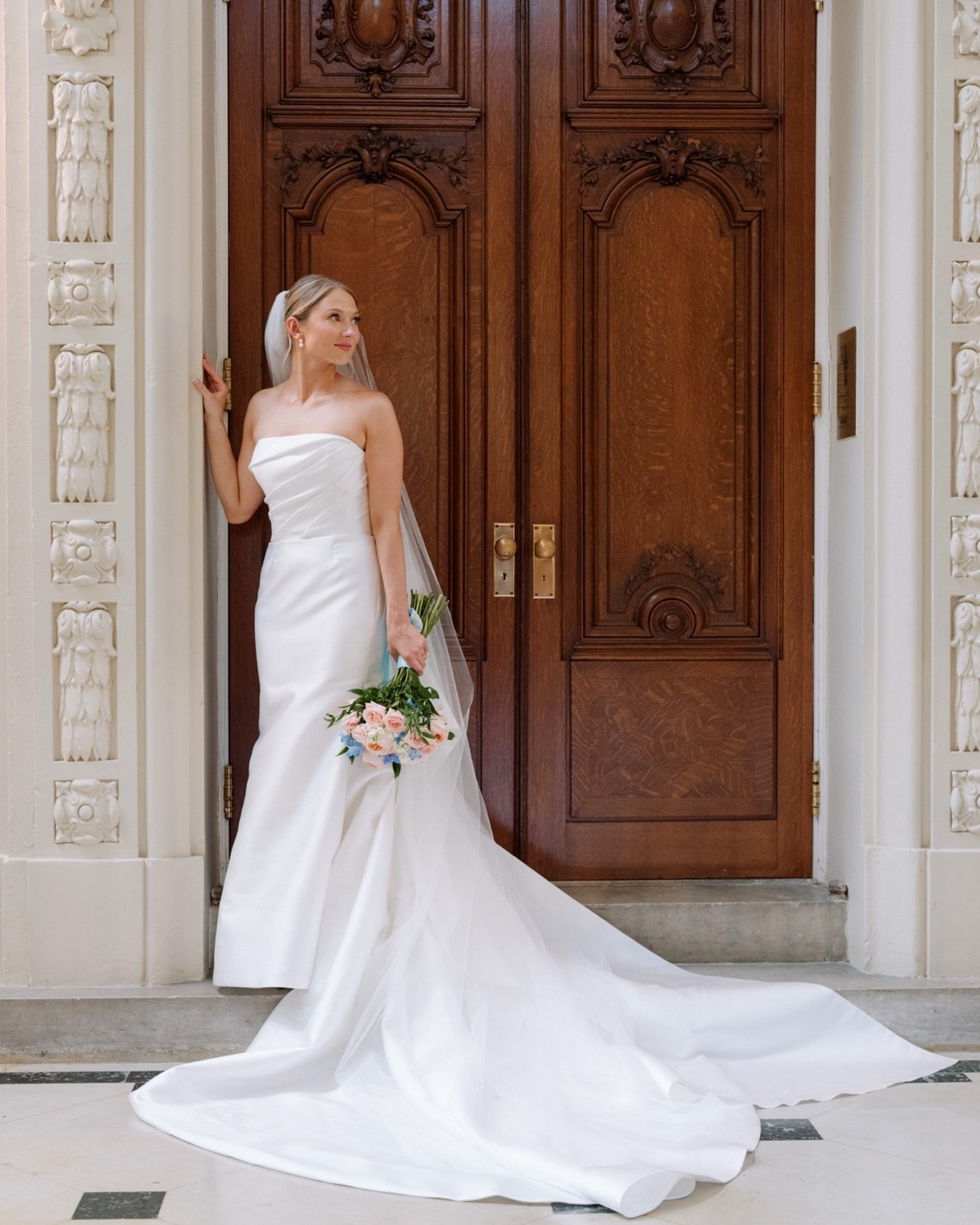 Dreaming of summer weddings right now 🤍
.
.
.
.
Bride: @juliaclifford
Photography: @katie.lewis.photo
Makeup: @alexandraweddingsco for @brushedbeautyllc_
#dmvmakeupartist #bridalmakeup #annapoliswedding #annapolismakeupartist #marylandmua