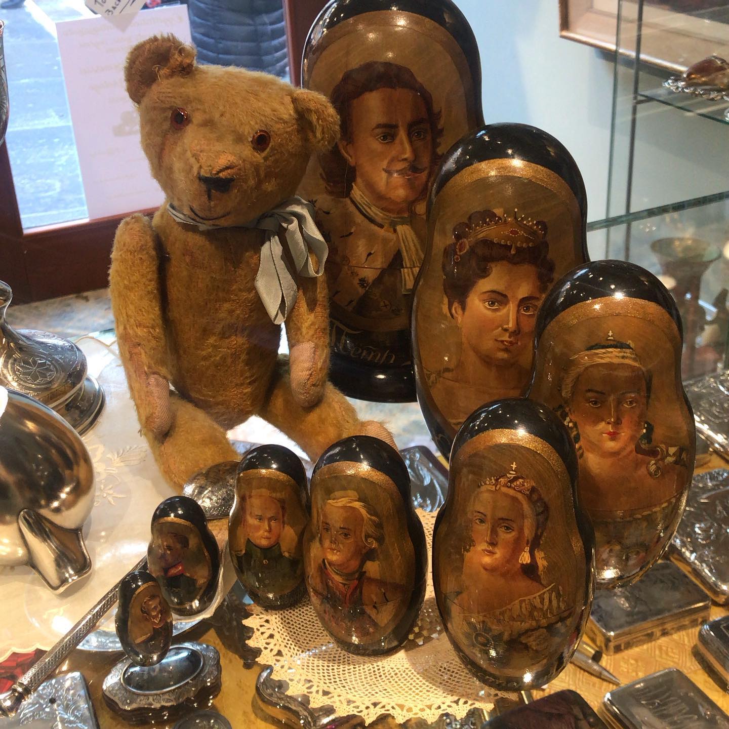 Anticoponteantiquariato, orsetto tedesco degli anni ‘30 e matrioska con gli Zar. Visita il mio sito anticoponteantiquariato.com. Link in bio #antiques#antiqueshops#matrioska#teddybear#oldteddybear#oldtoys#vintagetoys#venice#rialtobridge#