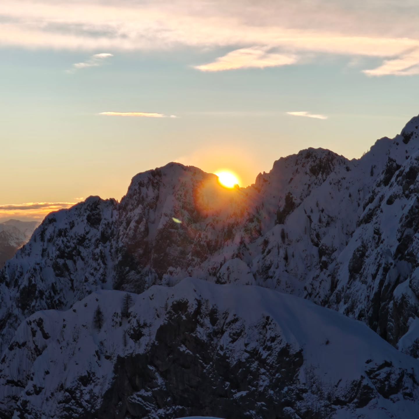 Cacciatori di albe sulla Presolana!! Meraviglioso weekend ai piedi della Regina delle Orobie. Sabato a salire da Colere in una atmosfera ovattata fino al rifugio @rifugioalbani del mitico @chicco_pontagna_albani, domenica giorno da incorniciare: alba con vista sulla Presolana e gita stratosferica al Ferrantino con discesa su neve fresca!