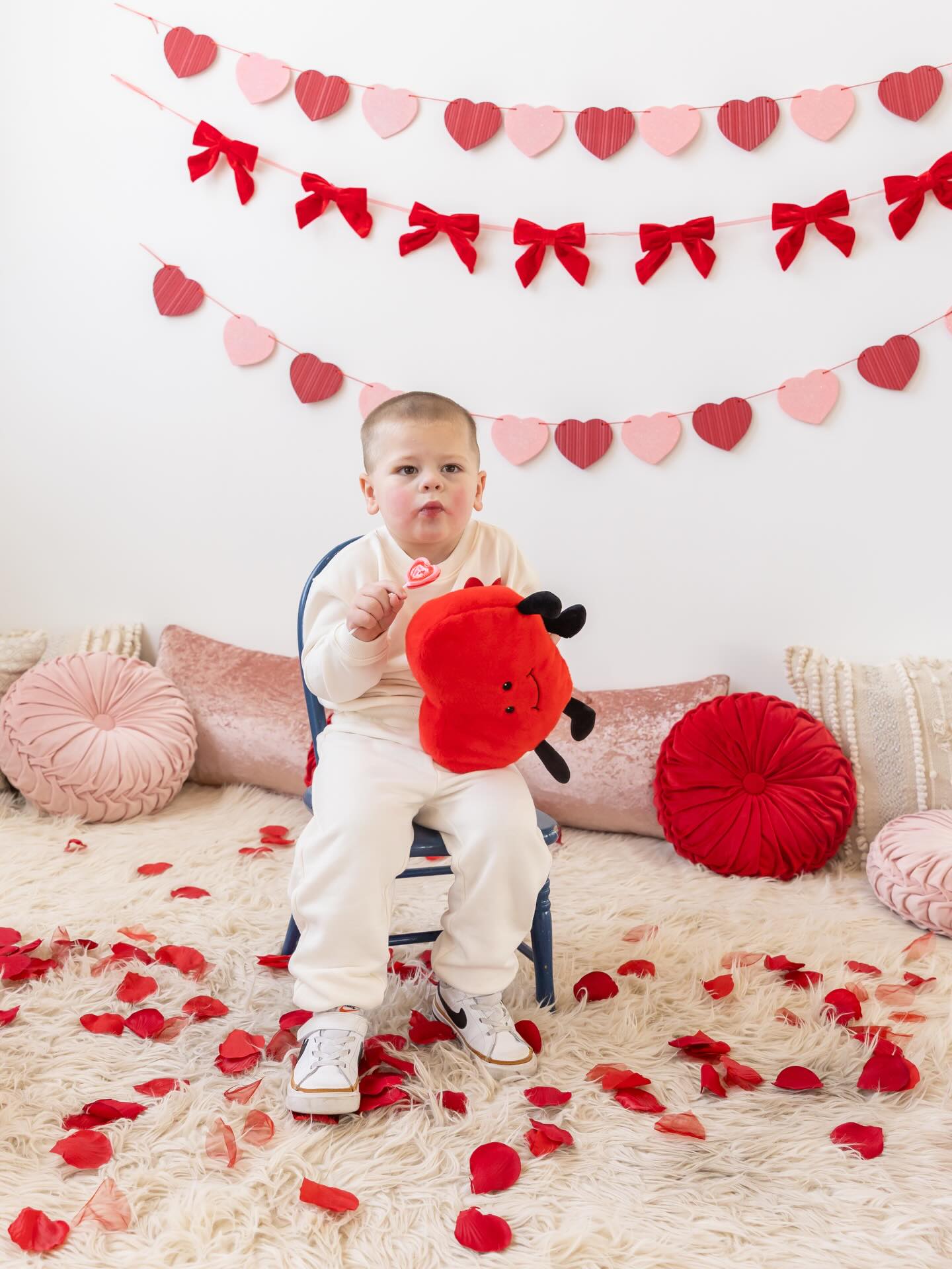 Valentines Day is about being with the ones you Love 💕 ❤️🌹🍫
#ʜᴀᴘᴘʏᴠᴀʟᴇɴᴛɪɴᴇsᴅᴀʏ #valentinesminisessions♥️🎈♥️ #foxandfinchstudio #lovetheonesyourewith❤️ #cortneytorresphotography