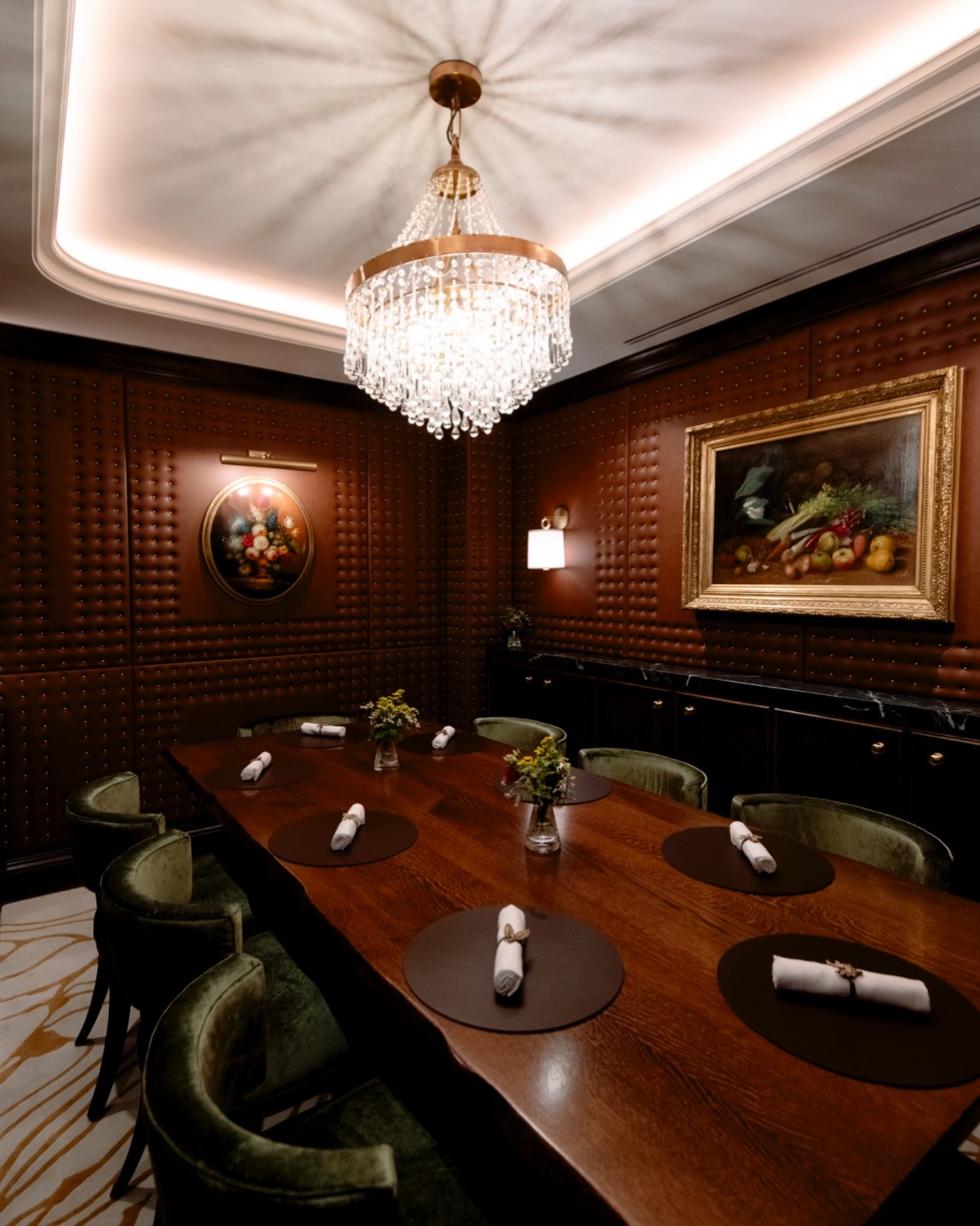 Our cellar room at Corenucopia seats up to eight and includes a discreet screen for meetings or intimate events. Perfect for talking business — or celebrating after. Bookings via the link in our bio!