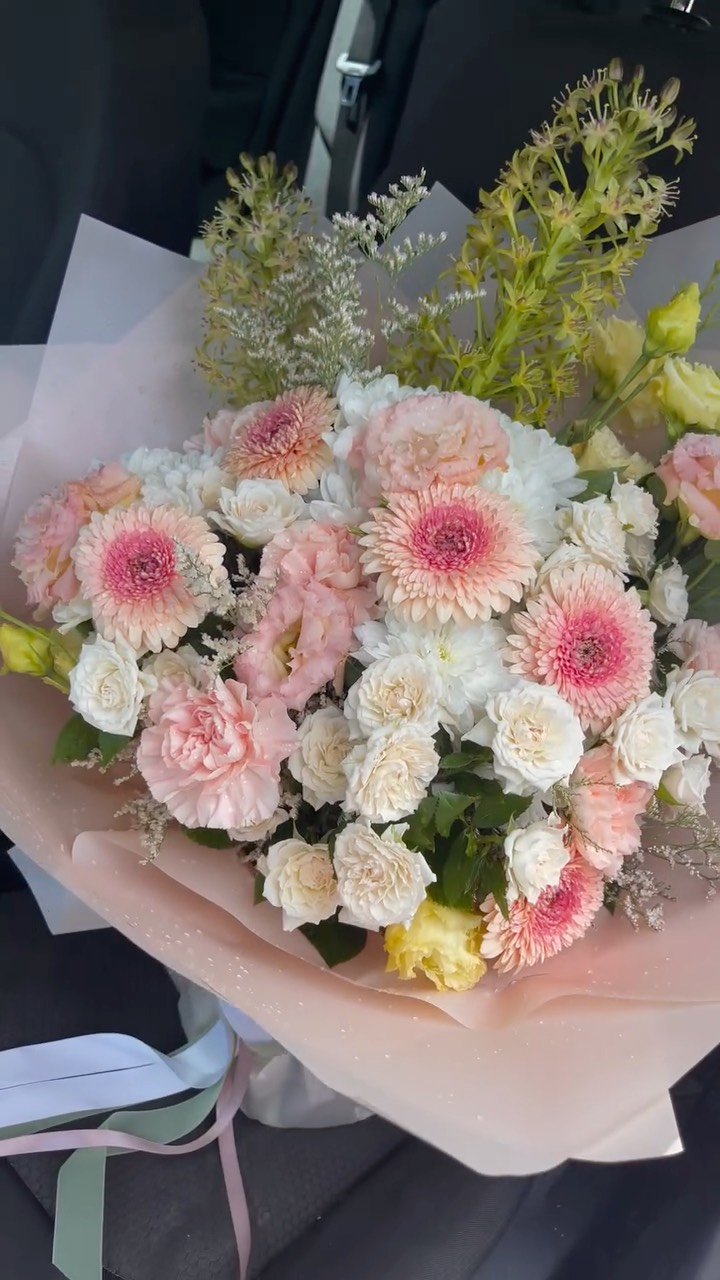 If he wanted to he would 💘
Today is your last chance to send a hint if you want to receive Iris and Elle flowers for Valentine’s Day. Orders close 6am tomorrow morning. PS we do custom bouquets with favourite colours/flowers - email or call to order 🫶🏼