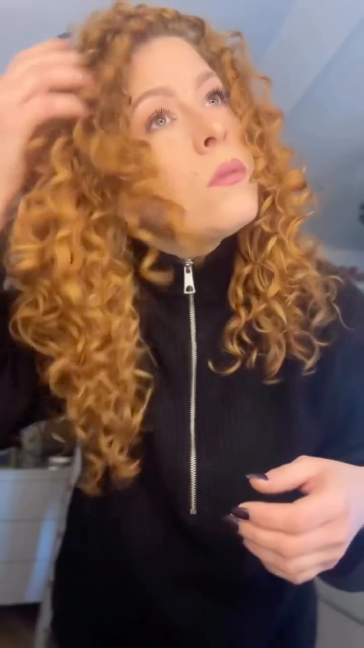 Meine Lieblings Lockenprodukte ✨
——
Das A & O für coole und gebündelte Locken ist Wasser, komplett nasse Haare!
Solange ein Haar nass ist, ist es in sich flexibel und kann in Form gebracht werden.
Sobald es trocknet, „friert“ es quasi in dieser Form ein – genau deshalb ist es so wichtig, deine Produkte ins wirklich nasse Haar einzuarbeiten!
Ich arbeite meine Produkte am liebsten in dieser Reihenfolge ein:
-Leave-In Conditioner
Für Feuchtigkeit & bessere Kämmbarkeit. Er ist die Grundlage, damit meine Locken weich bleiben und nicht frizzig trocknen.
-Lockencreme
Sorgt für Definition und bündelt die Strähnen. Hier achte ich darauf, dass ich sie einknete (scrunche) und nicht einfach nur drüber streiche.
-Diffusor
Mit möglichst wenig anfassen! Je weniger ich in der Trockenphase rumspiele, desto weniger Frizz.
Pro-Tipp: Wenn deine Haare beim Stylen anfangen zu frizzeln → mehr Wasser! Eine Sprühflasche ist dein bester Freund
Welche Produkte funktionieren für eure Locken am besten? 💛
——
#beckerbeauty #friseurdüsseldorf #lockenmähne