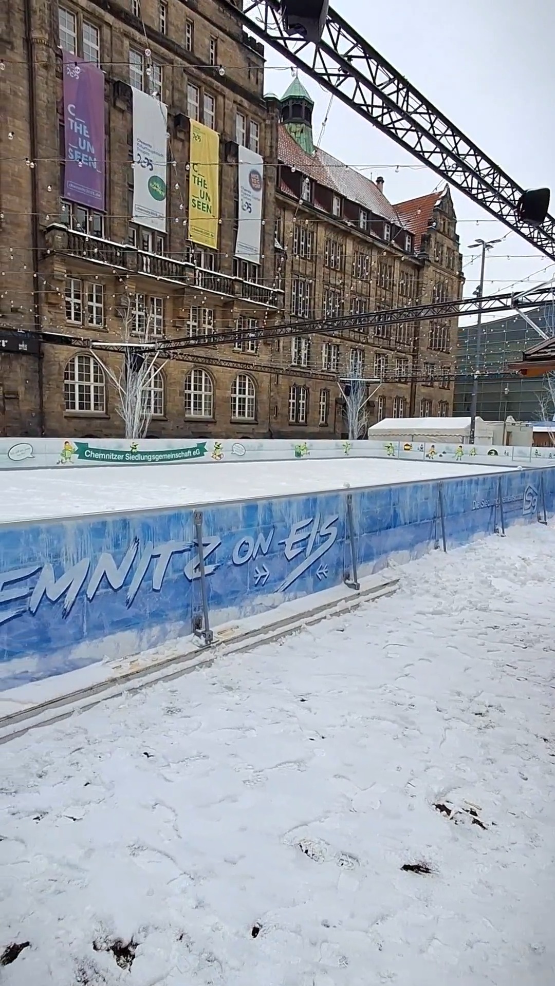 Das Wetter lädt geradezu ein, bei Schneefall die @csg_winterlounge im Herzen der Stadt zu besuchen!
Die @siedlungsgemeinschaft hat auch in diesem Jahr mit viel Aufwand und noch Umfangreicher
das erste Highlight der Innenstadt organisiert.
Ein Besuch in dieser Wintererlebniswelt ist für jeden Chemnitzer ein Muss!
Danke an die CSG, dass wir daran teilhaben durften – mit jeder Menge Banner, Folien und unserem Montageteam!
#Chemnitz #CSGWinterlounge #Winterlounge #InnenstadtChemnitz
#Digitaldruck #Großformatdruck #Banner #Folierung
#Werbetechnik #Montageteam #Stadtleben #Eventgestaltung #schnee
