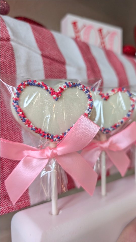 If you’re a last-minute Valentine’s person… welcome, you’re among friends 😉💘
Lucky for you, we couldn’t resist making more Heart Cake Pops 💕
We’ve added a few more spots for Valentine’s orders!
Vanilla • Chocolate • Strawberry
Spoiler alert: they want award-winning cake pops 😌💕
#AwardWinningDesserts #CakePops #ValentinesTreats #LibertyHillTX #TheTreatBoxTX
