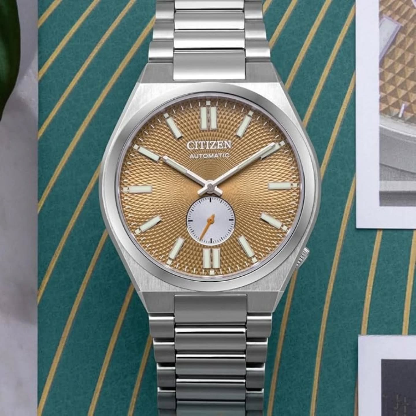 Venduto e spedito da Amazon Italia (offerta a tempo 260 euro)
▪️Citizen NK5010-51X 👉 https://amzn.to/4qwBRjN
▪️Il "Tsuyosa" Small Second Automatic porta uno stile ultramoderno per tutti gli usi direttamente al polso. Questo orologio analogico ha una funzione: lancette luminose e numeri luminosi
▪️Cinturino in acciaio inossidabile di alta qualità, lunghezza 21 cm e larghezza 22 mm, con chiusura deployante
▪️Diametro della cassa: 40 mm, spessore della cassa: 12 mm, colore della cassa: argento e quadrante di colore: ambra
▪️Resistente all'acqua: 5 bar -Peso: 147 g
▪️L'orologio viene consegnato in una confezione regalo originale e ha una garanzia di 2 anni
#citizentsuyosa #tsuyosasmallseconds #citizenitalia #citizen