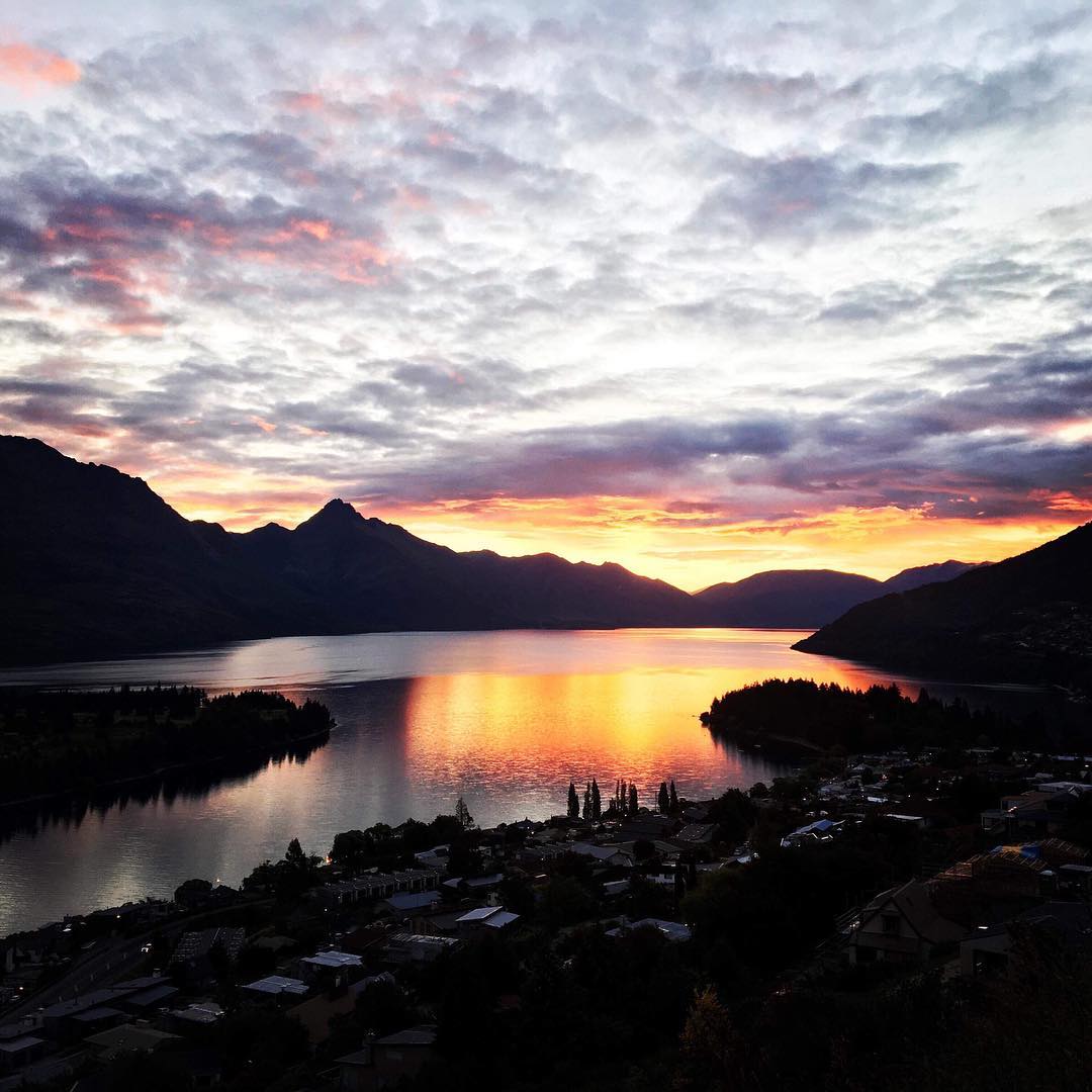 Sunset over Queenstown 🌞 No filter needed 😍