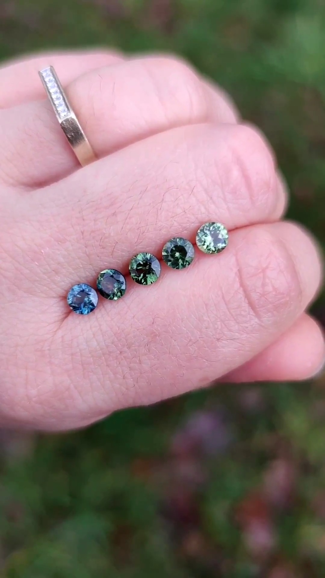 Australian sapphires have a gentle sparkle that feels understated and special. They don’t shout, but they glint beautifully in natural light... even on overcast days like today 🌧️
