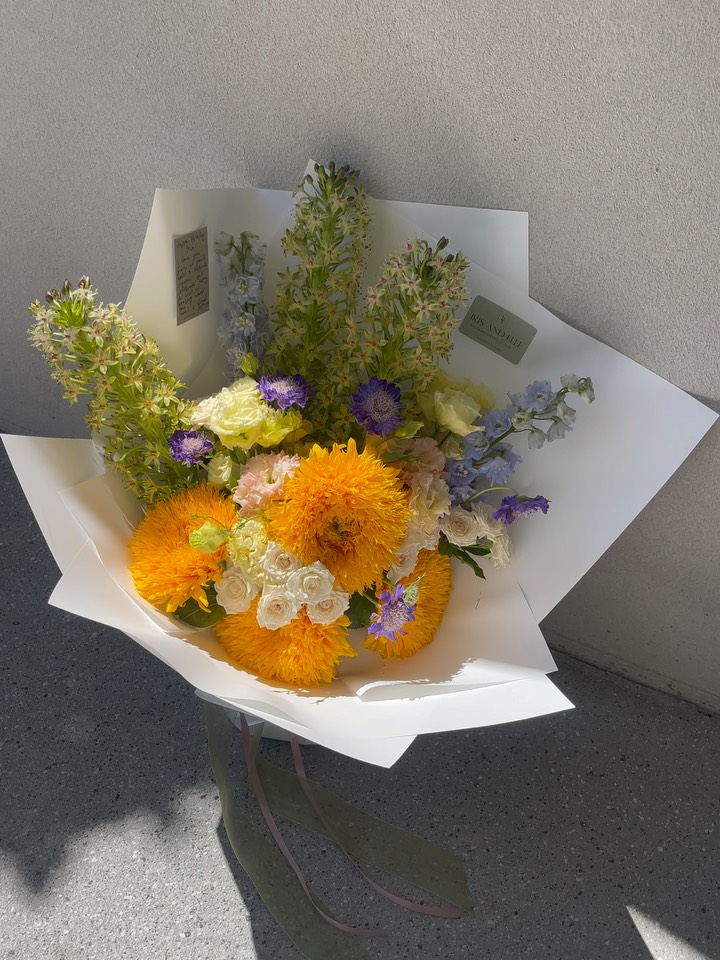 Florists supporting florists 💘
A love letter to @soflower____ for trusting us with her special delivery. Valentine’s week as a florist can feel like we’re pouring love into everyone else. We’re so grateful for incredible customers who make 15+ hour days feel worth it.
PSA: this is the sort of bouquet you get when you let a florist do their thing