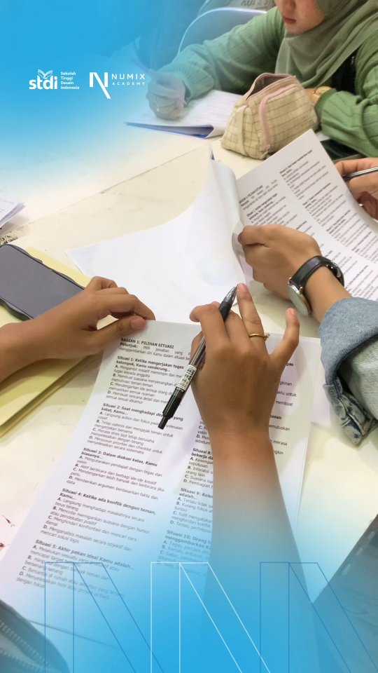 Lanjut Day 2 Ujikom! Hari ini ngebahas gimana caranya tetep "waras" di tengah industri kreatif yang kompetitif lewat DISC dan Four Burners Theory.
āBukan cuma soal teknis, tapi soal taktik. Paham tipe kepribadian DISC ngebantu kita buat kolaborasi lebih asik bareng tim atau klien nantinya. Plus, teori Four Burners jadi tamparan sehat buat kita yang hobi begadang demi tugas tapi lupa matiin "kompor" kesehatan atau keluarga. š
āBelajar manajemen diri biar karya tetep jalan, hidup tetep seimbang. šØāØ
ā#LifeAtSTDI #STDIBandung #Ujikom #CreativeProcess #MentalHealth MahasiswaBandung DISCPersonality