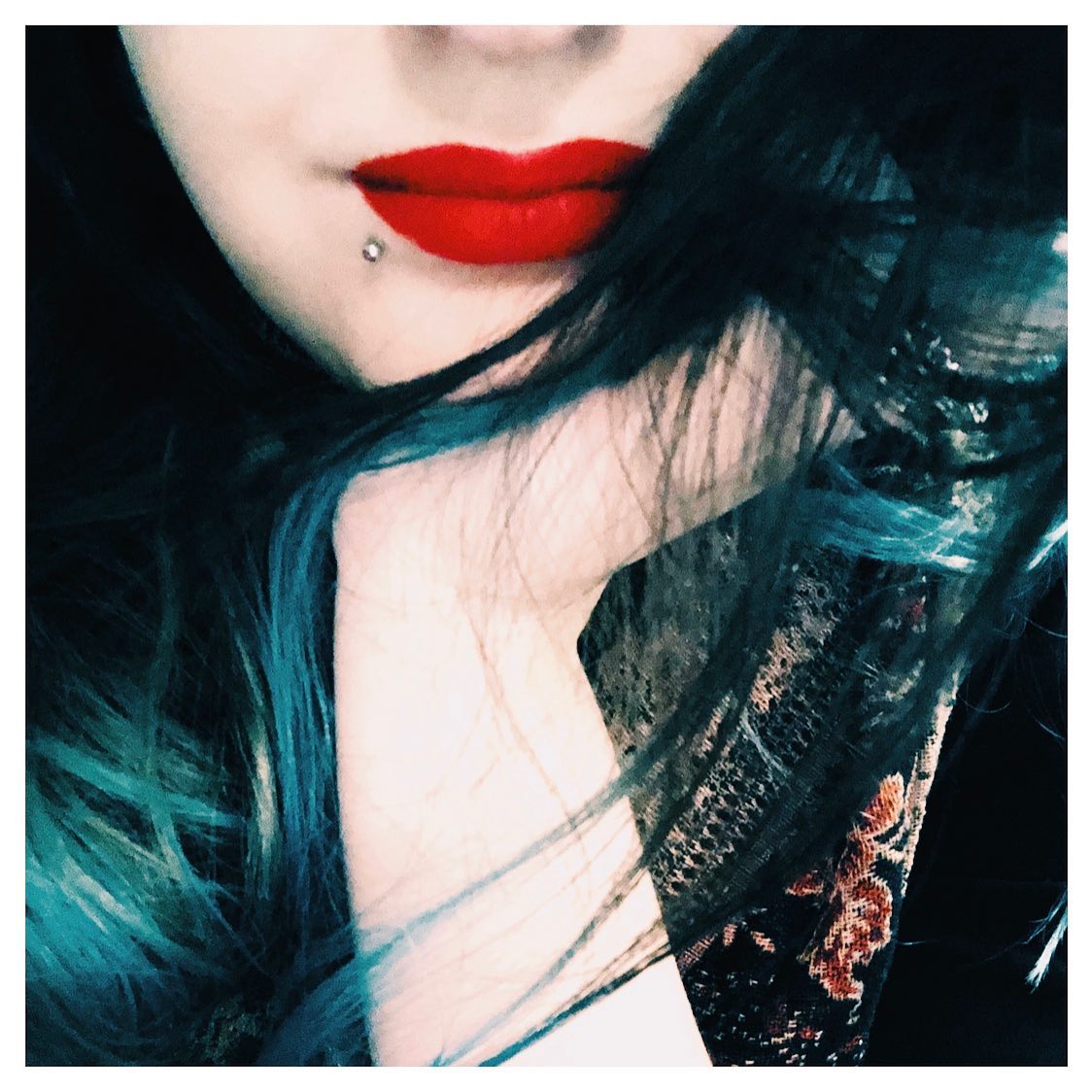 Have half my face again cause I’m so in love with my new lippies 💋
.
.
.
@plumpit
@jeffreestarcosmetics