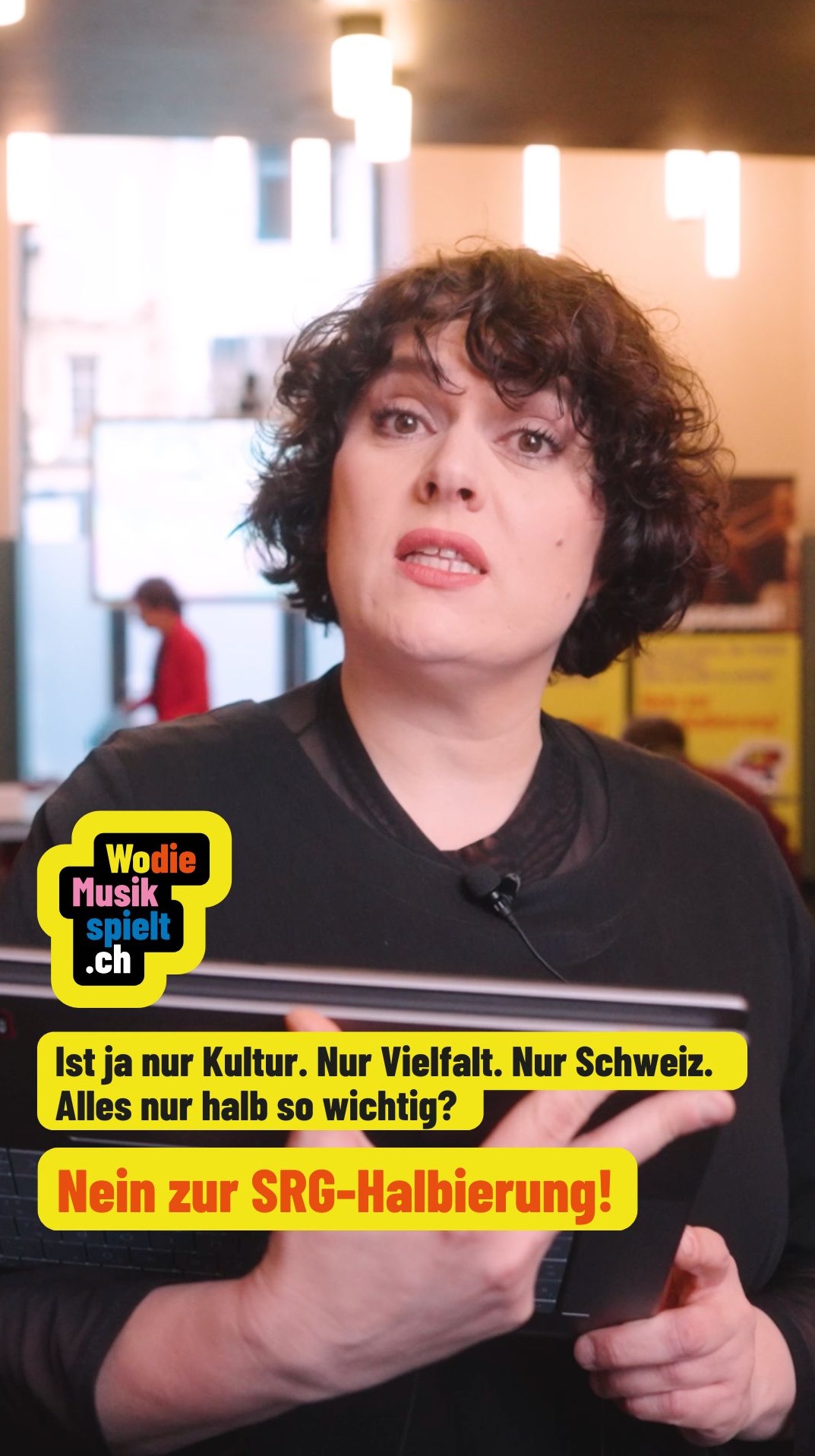 „Wenn es nicht stimmt, sollte man keine halbe Sache machen.“
Patti Basler (@pattibasler) nutzt Satire, um zu zeigen, was passiert, wenn Kultur und öffentliche Medien halbiert werden. Wenn alles nur noch halb existiert, kippt der Ton – und am Ende erkennt sich die Schweiz selbst nicht mehr.
Satire überzeichnet.
Aber sie zeigt, wo es schmerzt.
🗳️ Nein zur SRG-Halbierungsinitiative.
#NEINHalbierungsinitiative
#NONInitiativeSSR
#NOiniziativaSSR