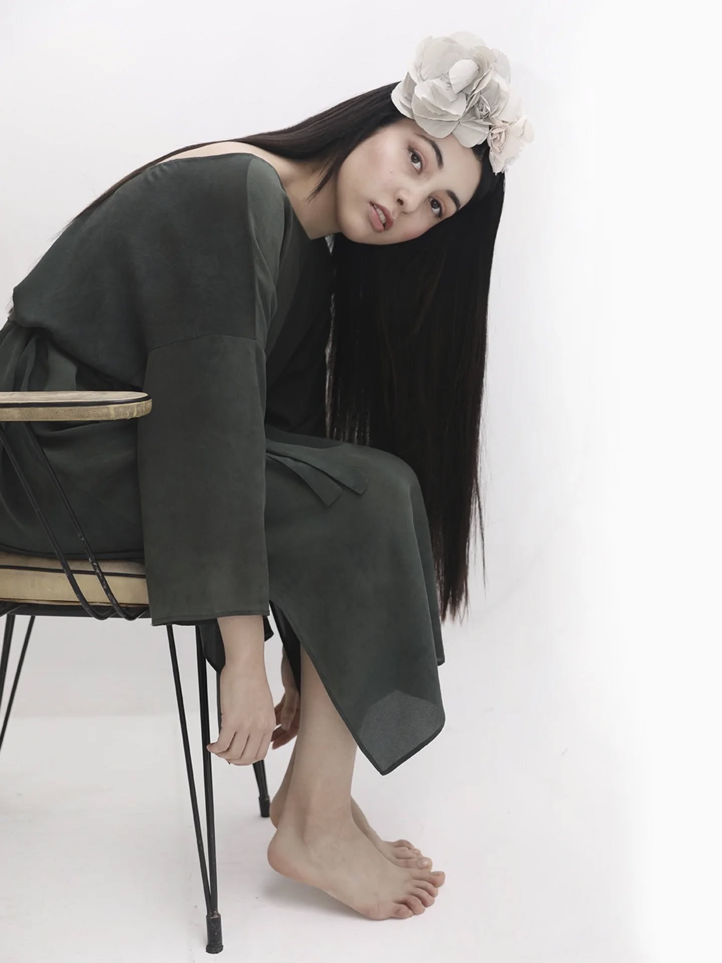 Hay herramientas que no solo modelan, también recuerdan.✨
Los acocadores que veis en esta foto tienen más de 100 años. Pertenecieron a la abuela de una compañera artesana, una eminencia en tintes naturales. Cuando los sostengo, siento el peso de ese siglo de oficio, una conexión invisible entre sus manos y las mías.
En el arte floral, el Acocador es el responsable de dar el "alma" al pétalo. 🌸
Es una esfera similar al buril, que mediante calor y la presión sobre una base acolchada, transforma la seda plana en un volumen orgánico.A diferencia del buril (que marca y define líneas), el acocador redondea y ahueca.
Trabajo entre lo heredado y lo innovador: herramientas con historia y técnicas actuales para dar vida a piezas contemporáneas.
¿Conocíais esta parte del proceso de las flores de Alta Costura?
Contadme si os gustaría ver un vídeo y conocer más herramientas 👇
#savoirfaire #luxurycraftsmanship
#silkflowers #altacosturaespañola