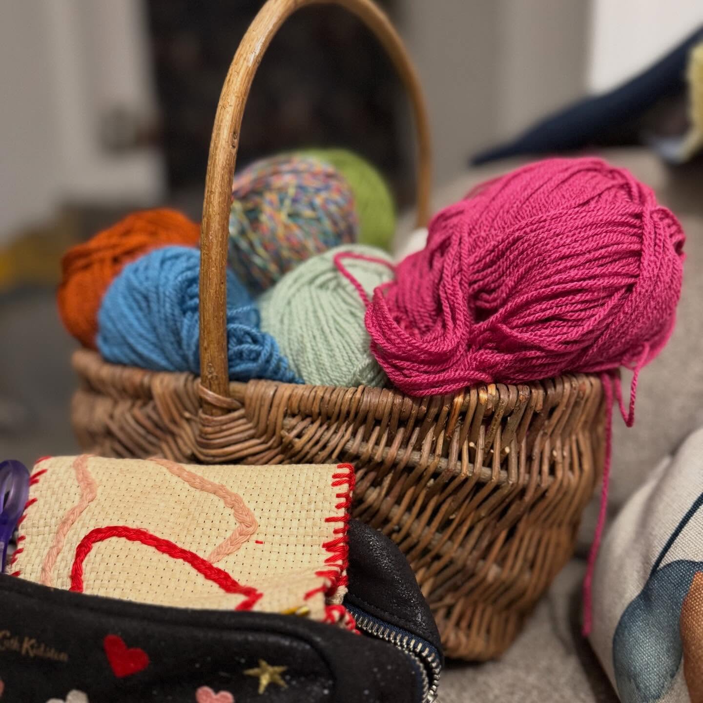 A very colourful evening planned…. Happy Monday! ❤️
#stresslesscraftmore #crochet #crochetismysuperpower #crochetflowers