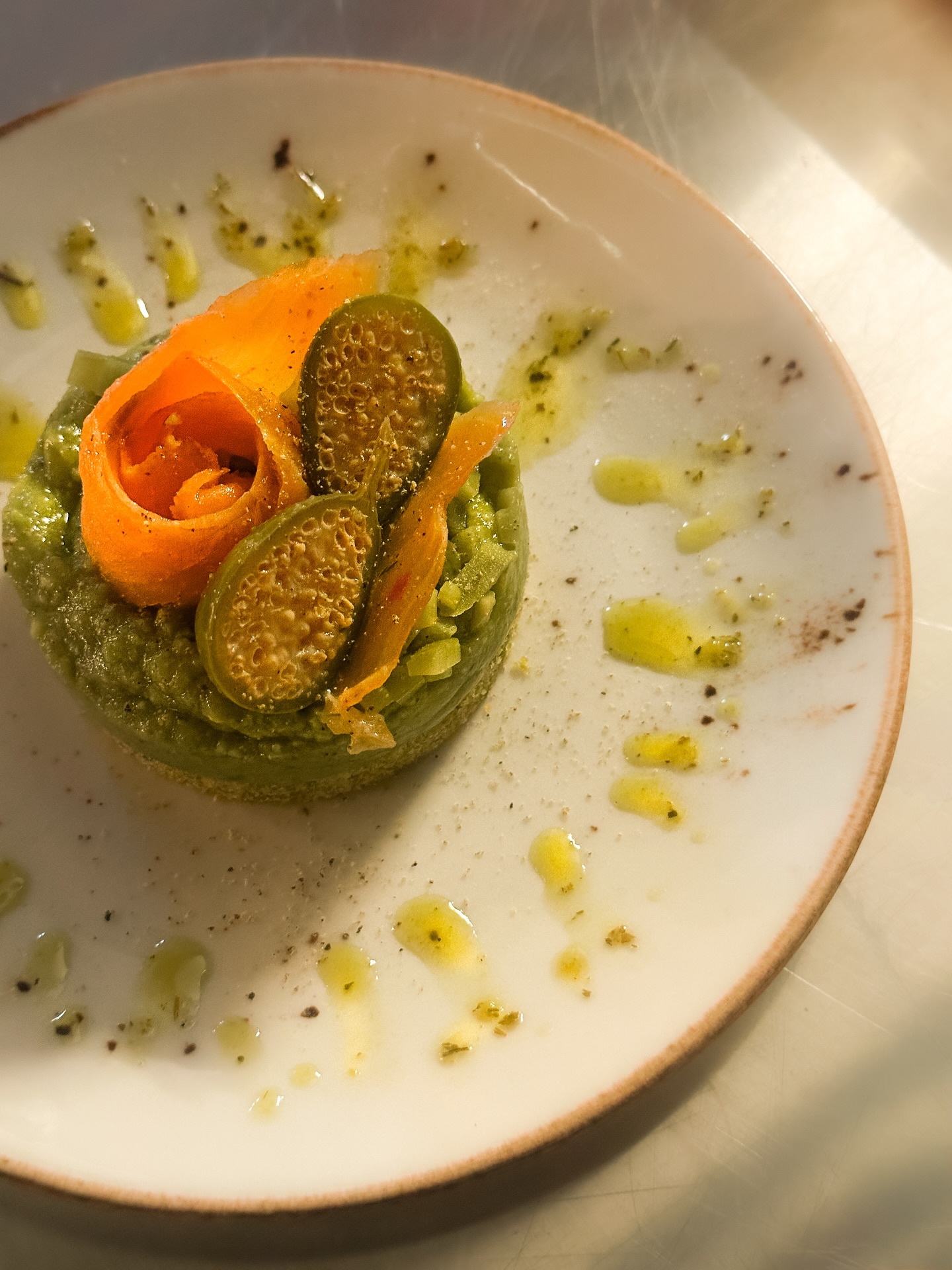 • Fesleğen crumble, avocado mousse & tütsü somon •
Öğle servisimizde sizleri bekliyor ✨
• Basil crumble, avocado mousse & smoked salmon •
Waiting for you at our lunch service ✨
#FineDining
#FoodLovers
#PlatingDesign
#ChefLife
#gourmetfood