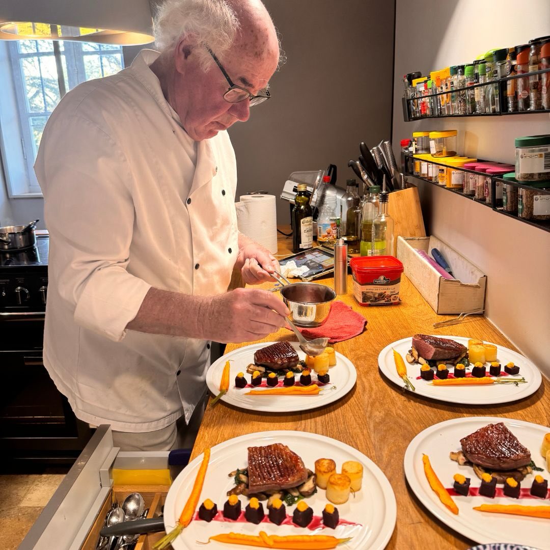 Culinair genieten bij Oh, le château! 👨🍳
Om de smaakpapillen alvast wakker te schudden voor het nieuwe seizoen, dromen we nog even weg bij de ‘Best of 2025’. Van oogstrelende voorgerechten tot subtiele smaken bij het hoofdgerecht en de lekkerste frisse toetjes: onze table d’hôtes is altijd een feestje! 🥂
Variatie is ons motto: ✨ Drie keer per week serveren we een verfijnd 4-gangen menu. Twee andere dagen kun je genieten van een gezonde maaltijdsalade of onze goedgevulde hapjesplank.
Wij hebben nu al ontzettend veel zin om jullie ook dit seizoen weer culinair te verrassen. Schuif je bij ons aan? ✨
——-
Plaisirs culinaires à Oh, le château ! 👨🍳
Pour mettre vos papilles en éveil avant le début de la nouvelle saison, nous nous replongeons avec délice dans le « Best of 2025 ». Des entrées qui en mettent plein la vue aux saveurs de caractère de nos plats, jusqu’à la touche de fraîcheur de nos desserts : notre table d’hôtes est toujours une fête ! 🥂
La variété est notre maître-mot : ✨ Trois fois par semaine, nous vous proposons un menu raffiné en 4 services. Deux autres jours, place à la détente avec une salade composée pleine de fraîcheur ou notre planche apéritive bien garnie.
Nous avons déjà hâte de vous surprendre culinairement à nouveau cette saison. On vous réserve une place à table ? ✨
#chambresdhotesdecharme #ohlechateau #foodies #tabledhotesgastronomique #culinary