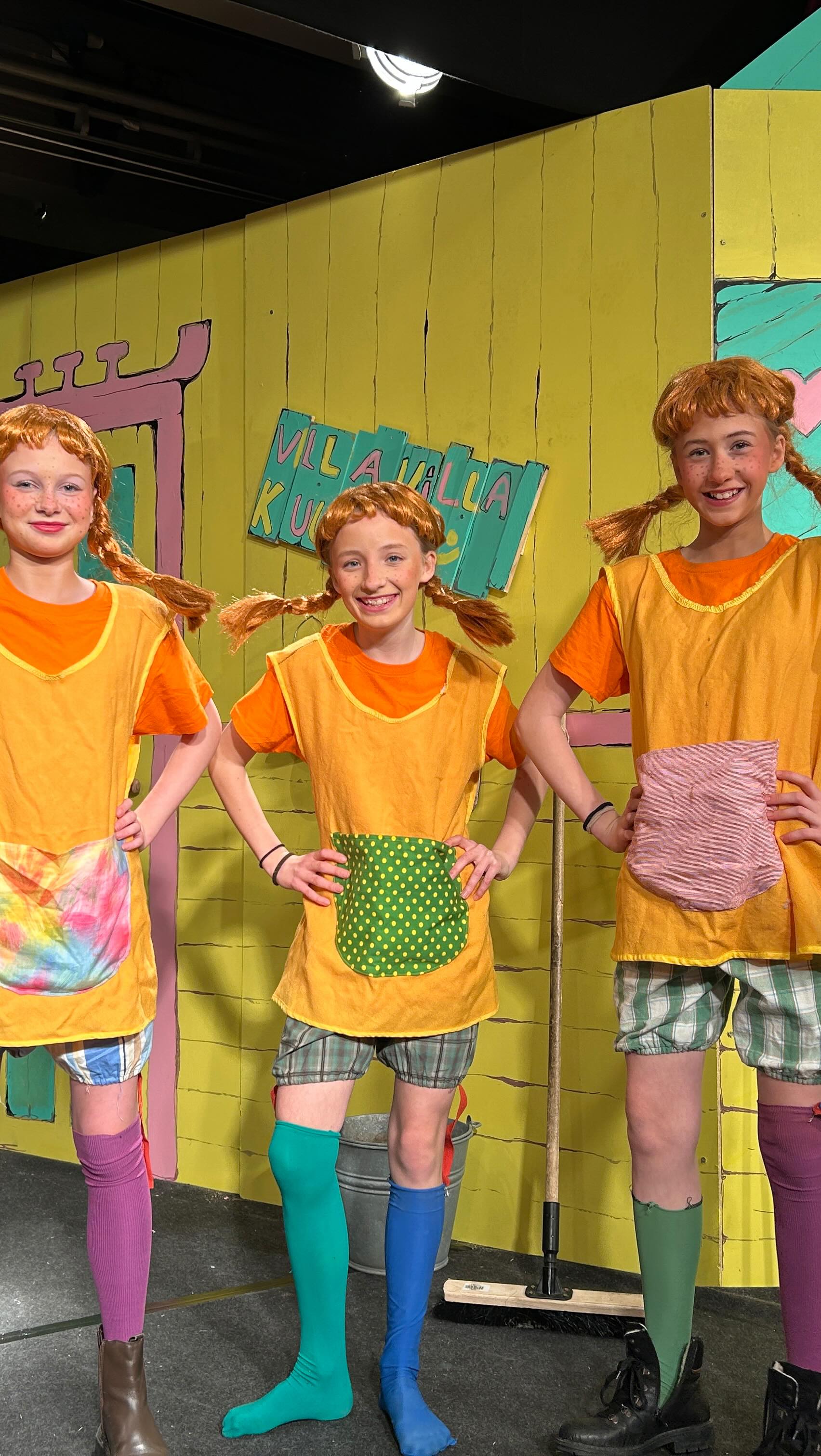 TJULLA-HOP FOR EN AFTEN I TORSDAGS 🤩🎭👏
Det var den skønneste skolefest med skuespil, ‘spillebule’ og stor streg under det fællesskab, vi elsker så højt på vores skole 🥰
TAK til alle, der var med! Tak til alle elever og forældre, lærere og ansatte og tak til 7. klasse der stod for boderne 🙏😃
Og en særlig tak til 6. klasse, deres forældre og lærere for et forrygende skuespil!! 😍
Sjældent har vi set så mange dejlige Pippi’er, pirater, børn, betjente og bøvede tyveknægte samlet i @husetno7 👏🥳
Tak for alle de gode grin og for en helt igennem skøn aften 🥰
Det var jer SÅ vel undt, 6. klasse, at fredag stod på hjemmebagte boller og video fra forestillingen efter jeres oprydning ❤️
Vi håber, I og alle andre på skolen nyder jeres velfortjente ❄️ferie 😃
Vi ses igen i uge 8 🥳
#Skolefest #Skuespil #Fællesskab #HerningFriskole #EtGodtStedAtLæreVæreOgVokse