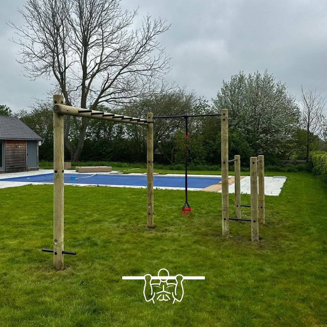 Work out on the garden gym then cool down in the pool. Perfect summer training #gardengym #outdoorgym #pullups #monkeybars