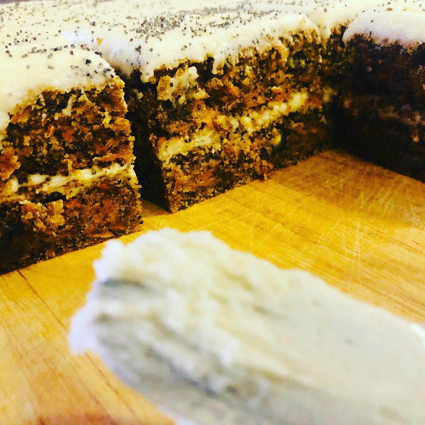 Carrot and poppy seed sandwich cake with yoghurt frosting #chefsofinstagram #carrotcake #food #foodporn #gayboy #delicious