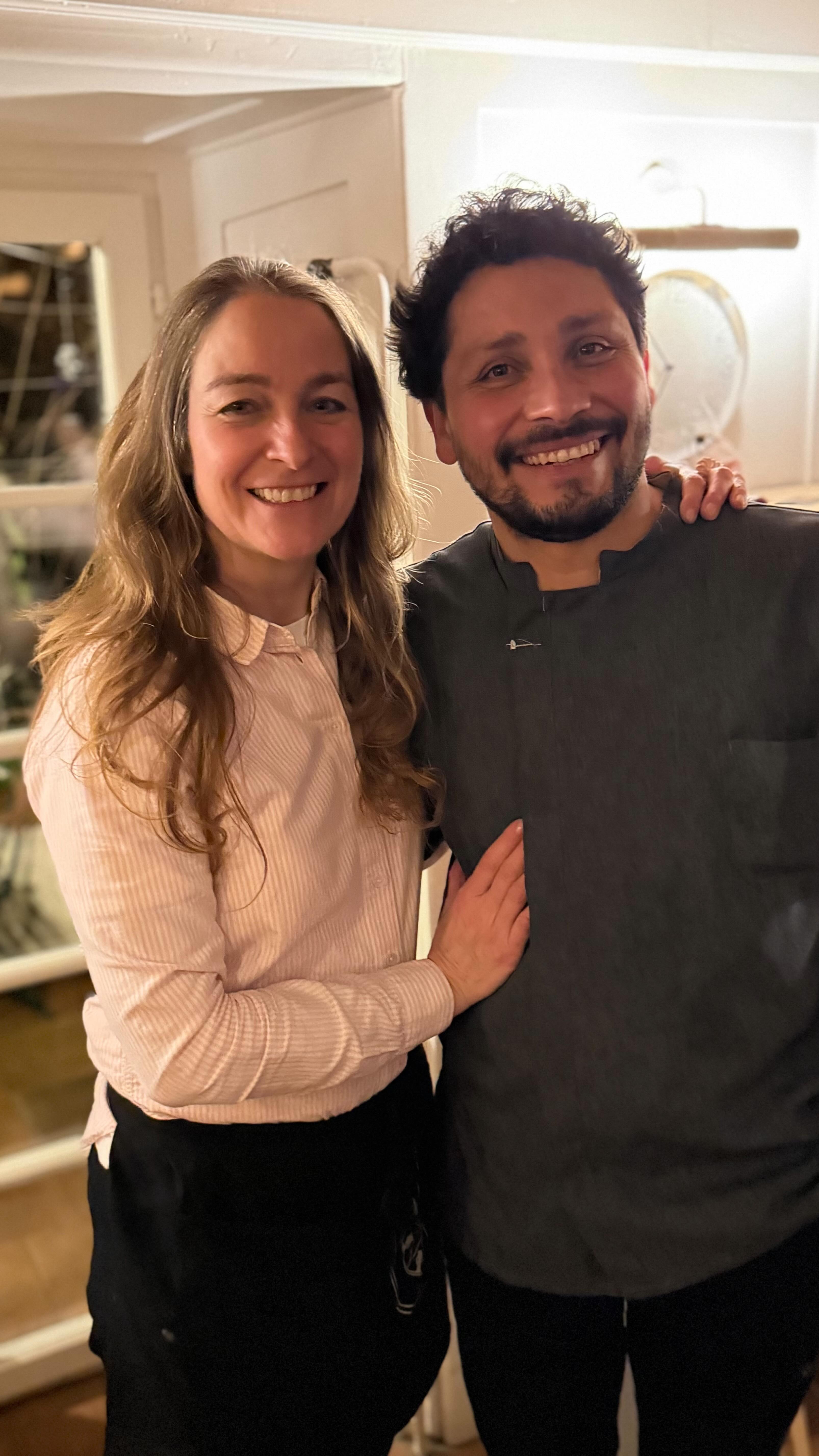 Gemütlicher Engadiner Abend in Zürich?
Das gibt es noch bis 14.2. beim Engadin Pop up Dinner bei @primopianoevents im einstigen Bauernhof an der Gsteigstrasse in Zürich Höngg.
Was als Private Dinner für Familie und Freunde in St. Moritz begann - Events welche Kunst, Kultur und Kulinarik unter einem Dach vereinen - weitete sich nach Zürich aus.
Die Bündnerin Alexandra und Ehemann Arjuna aus Mexico betreiben die Pop up Dinner und Events mit viel Herzblut und Leidenschaft. Im Sommer gibt‘s dann wieder die besten Tacos, wurde uns gesagt.
Wir genossen Plättli, Bündner Gerstensuppe, Capuns (mega fein), Engadiner Wurst und Bündner Nusstorte (ich bekam die Variante glutenfrei).
Von Herzen gekocht, mit Liebe serviert - wie daheim aber einfach bei Alexandra und Arjuna daheim.
Das andere Dinner-Erlebnis in Zürich - wunderbar!
Danke vielmals für den gemütlichen Abend hoch über Höngg💖🥂🎉 (invited)
#primopianoevents #engadin #bündnerabend #popup #zürichhöngg