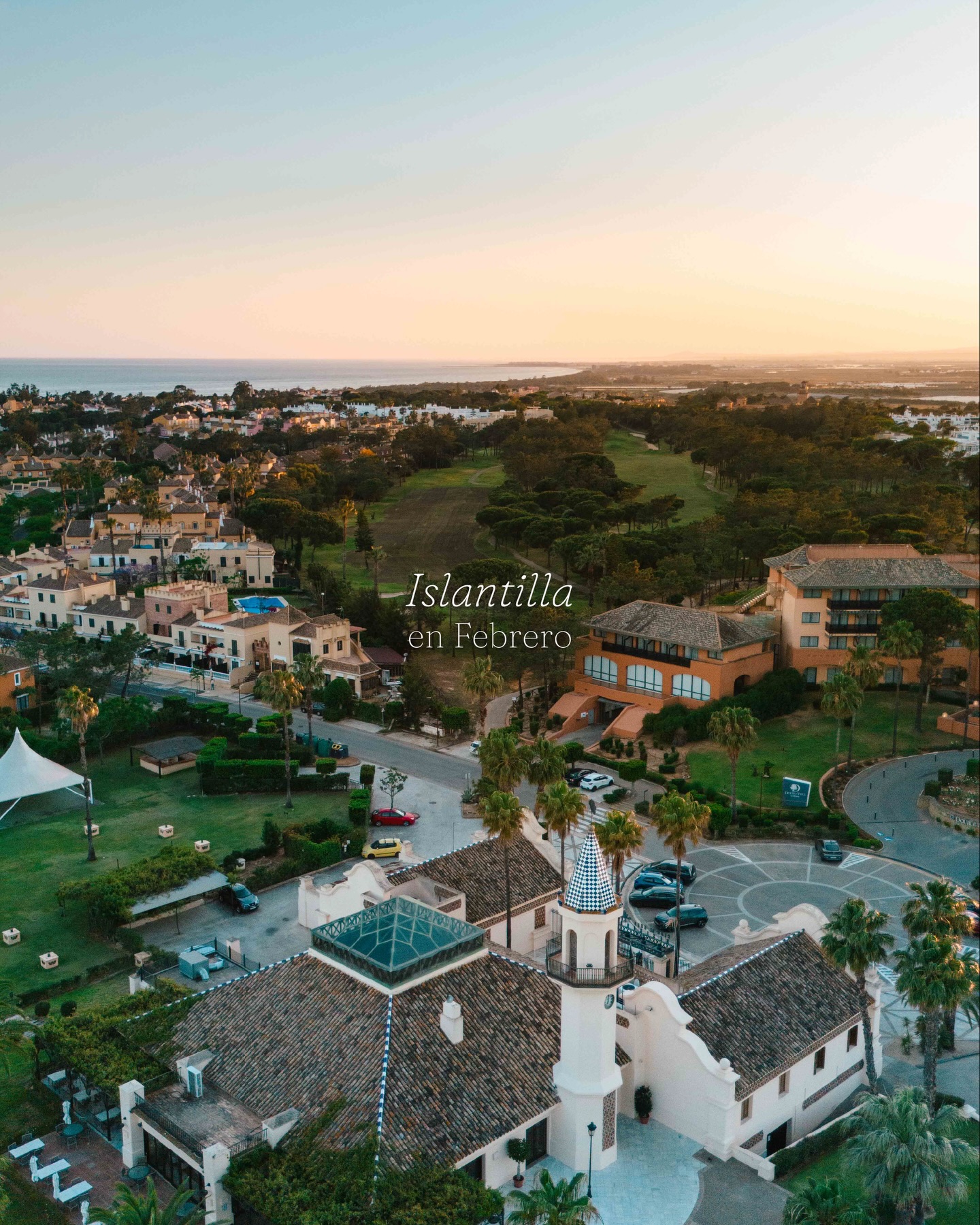 Desde el aire se entiende todo: el verde del campo, la luz abierta de Islantilla y el equilibrio perfecto entre golf y descanso. Aquí no eliges entre jugar o relajarte. Lo tienes todo en el mismo lugar. Y reserva tu tee para jugar en @islantilla_golf_resort
Reserva tu estancia y descúbrelo desde dentro.
DoubleTree by Hilton Islantilla Beach Golf Resort · +34 959 204 500
#DoubleTreeByHilton #Islantilla #GolfAndStay #CostaDeHuelva #ResortLife