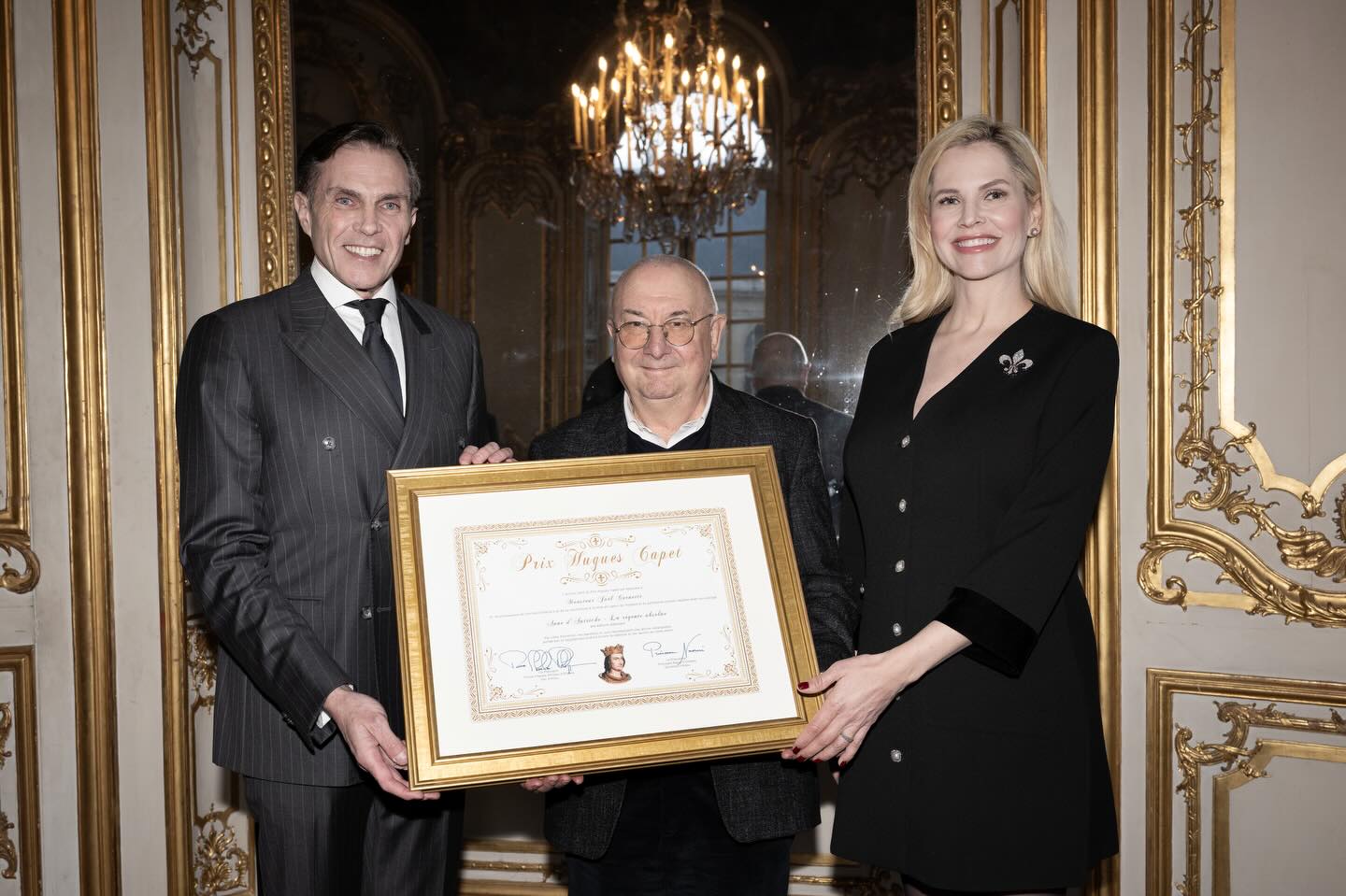 ✨ Mardi 3 février, au cœur de l’Hôtel de Soubise à Paris, nous avons eu l’honneur de présider la cérémonie officielle du Prix Hugues Capet 2025, moment d’exception dédié à l’histoire, à la littérature et à la mémoire française.
📚 Le prestigieux prix a été remis à Joël Cornette pour sa biographie magistrale Anne d’Autriche, la régente absolue (Gallimard), une œuvre qui redonne toute sa profondeur à cette grande figure historique. Une mention spéciale du Jury a été remise a titre posthume a Martin Aurell pour son ouvrage Aliénor d’Aquitaine, souveraine femme, (Flammarion).
👑 Entourés d’historiens, de personnalités culturelles et de familles royales, nous avons célébré la transmission du savoir, le rôle essentiel des passeurs de mémoire et la richesse du patrimoine capétien.
*****************************************
#charlesphilippedorleans #princecharlesphilippedorleans #princessenaomidorleans #naomidorleans #prixhuguescapet 📸 photo @niviere