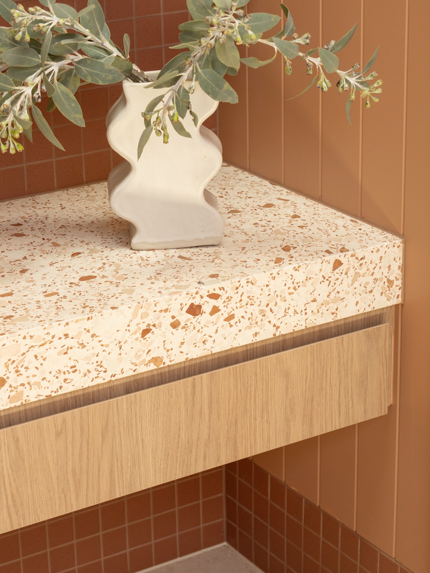 Interior details at Ashgrove & a sneak peek at some colour soaked bathroom spaces.
🔨 @imagine.property
📐 @ingineered
🌱 @thegardenbuildersbrisbane
📷 @alannajaynemctiernan
#queenslandarchitecture #queenslanderrenovation #brisbanearchitecture #brisbanearchitects #queenslandhomes