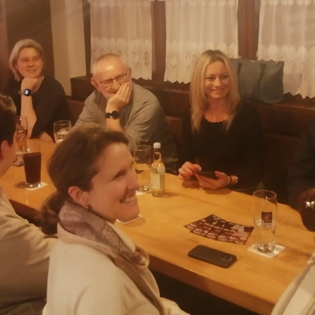 Bürgertreff der Jungeliste Bürgerliste Pfarrkirchen e.V. in Untergrasensee.
Es war wieder alles perfekt organisiert im Stockschützenhaus Grub. Sogar ein Rednerpult für unseren zweiten Bürgermeister Hermann Gaßner wurde bereit gestellt.
Im Mittelpunkt an diesem Abend standen aber unsere Kandidaten mit ihren persönlichen Schwerpunkten.
Es gab wieder gro