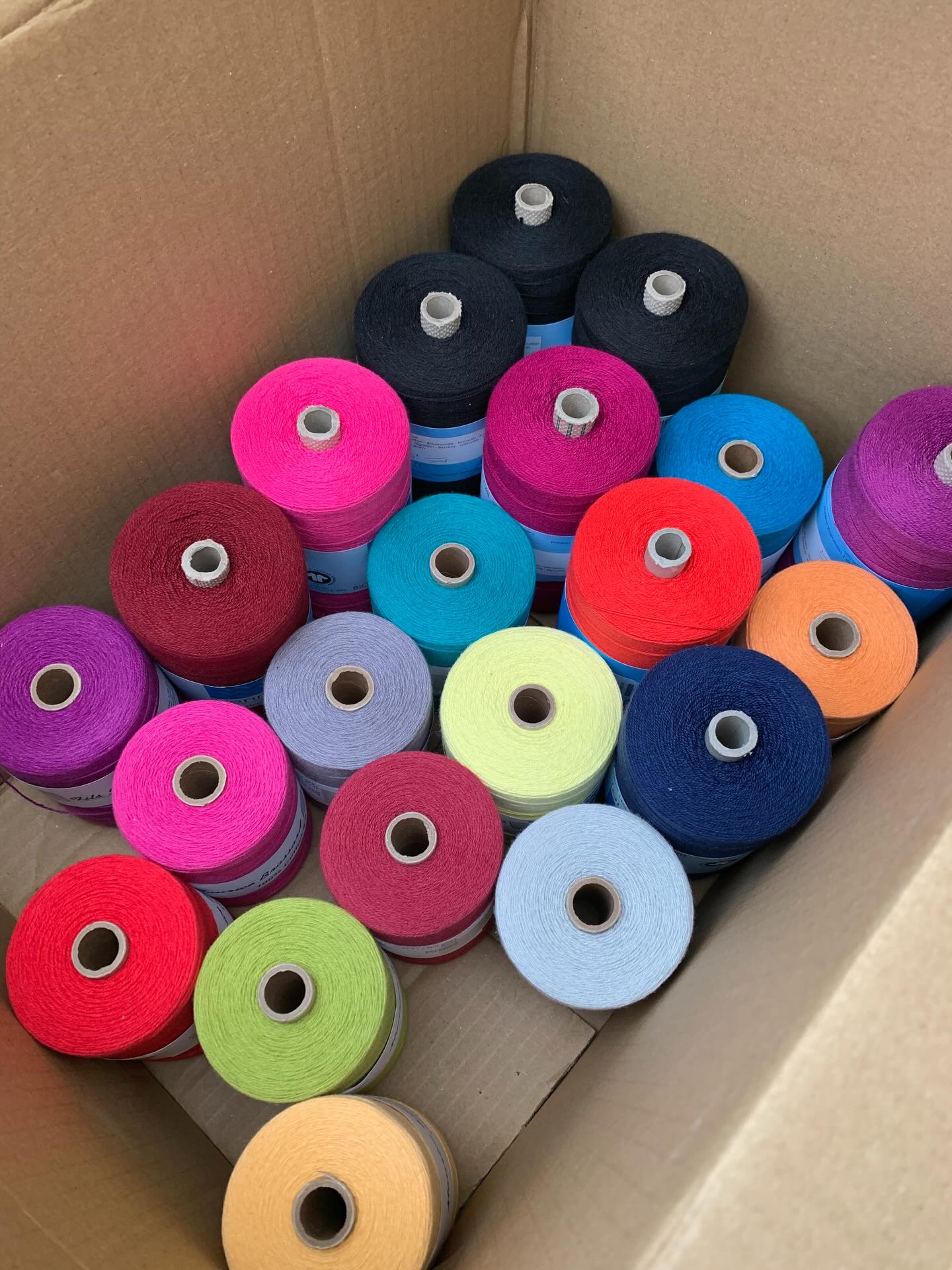First delivery of Venne & Brassard 8/2 cotton for 2026 has arrived ✨ Gorgeous colours across the board, just waiting to be woven into delicious textiles. All available now on my website!
#weavingyarn #handweaving #slowtextiles #farnhamcrafttown
