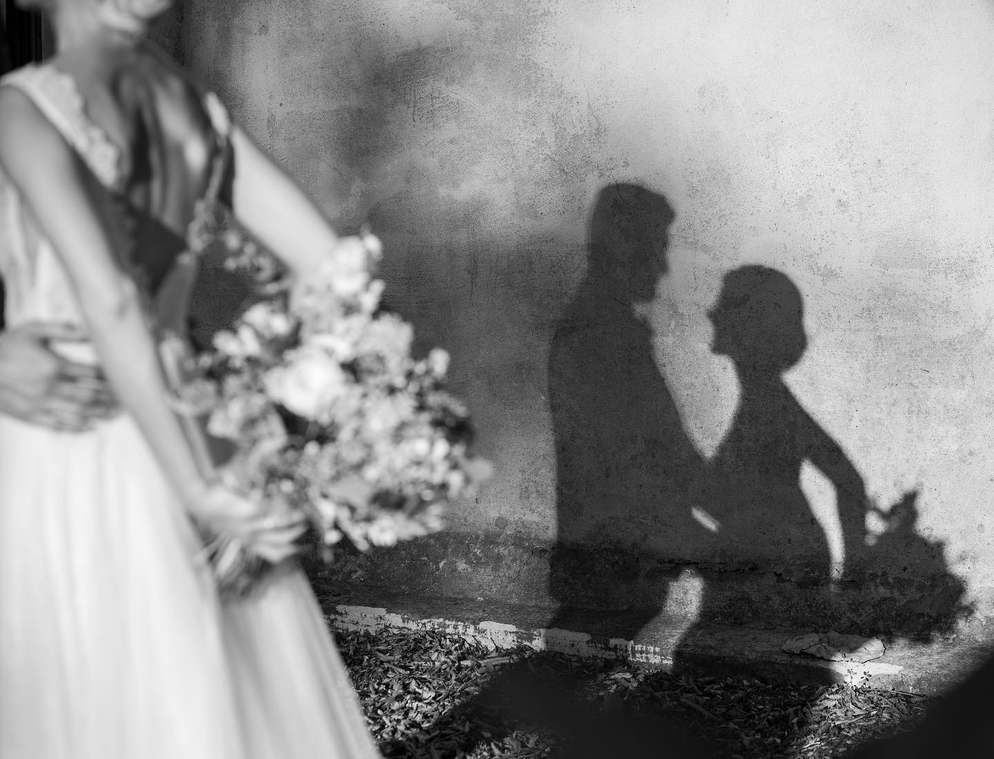 As there is no limit to love so there is to Creativity. As a couple it is not always easy to try something new, because it is often their first wedding 👰🏻. So I am very thankful to the ones that are willing to spend a few moments extra on their day for pictures like this. Thank you 🙏. I hope you like this little extra. #brideandgroom #instabride #weddingblog #hochzeit #weddingdreams #weddinglocations #hochzeitstag #traumhochzeit #THEVINCENTKEINER #love #hochzeit2020 #weddingjournalism #weddingdocumentary #keinerkenntdichbesser #tvk