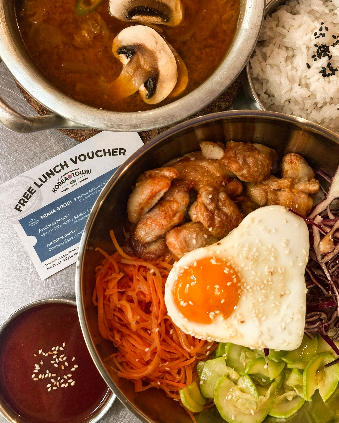 KOREATOWN guests can enjoy FREE Korean lunch every weekday of their stay! 🤤🇰🇷 What would you go for: Bibimbap or Doenjang Jjigae?
#hostel #praguetravel #prague #koreanfood #lunch