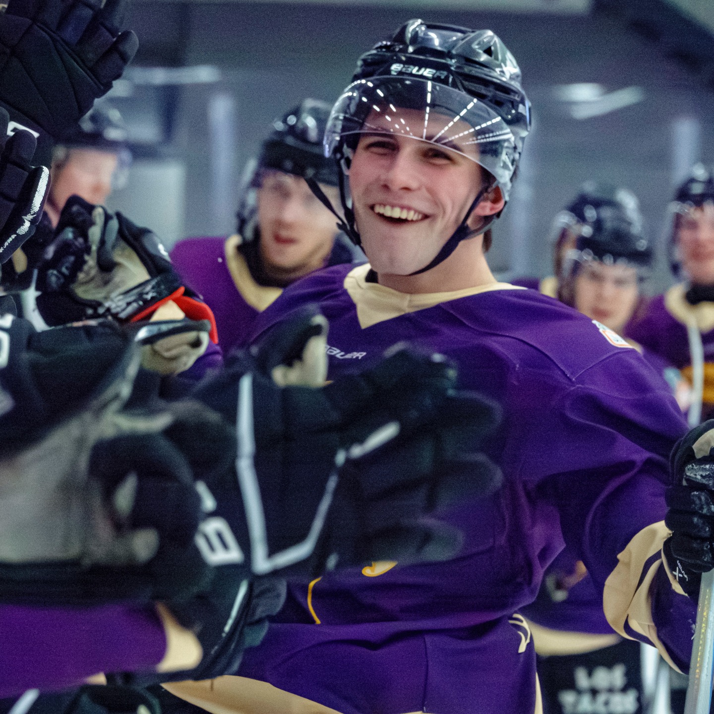 DOBBEL-DOBBEL SENDTE GRÜNER OPP PÅ 2. PLASSEN! 🔥
@grunerhockeyofficial viser muskler før sluttspillet! Med 4-0 over @gjovikhockey fredag kveld klatret laget fra Løkka forbi rivalen på tabellen.
Kampens store spillere ble Elias Stenman og Oliver Langland som scoret to mål hver.
🇸🇪 Stenman viste EHL-takter, mens Langland bekreftet sin enorme form (poeng i 12 av siste 13).
Nå handler alt om å beholde 2. plassen for å få hjemmebanefordel. Og forskjellen på hallene er enorm:
💬 «Isflaten i Grünerhallen er som en telefonkiosk sammenlignet med flyplassen i Gjøvik Fjellhall», heter det i saken.
– For min del hadde det vært veldig deilig om vi fikk hjemmebanefordelen, sier Langland om forskjellen på isflatene.
🔗 Les hele saken via LINK I BIO!
#2hockey #hockey4you #norskishockey #grünerishockey #gjøvikhockey #1div