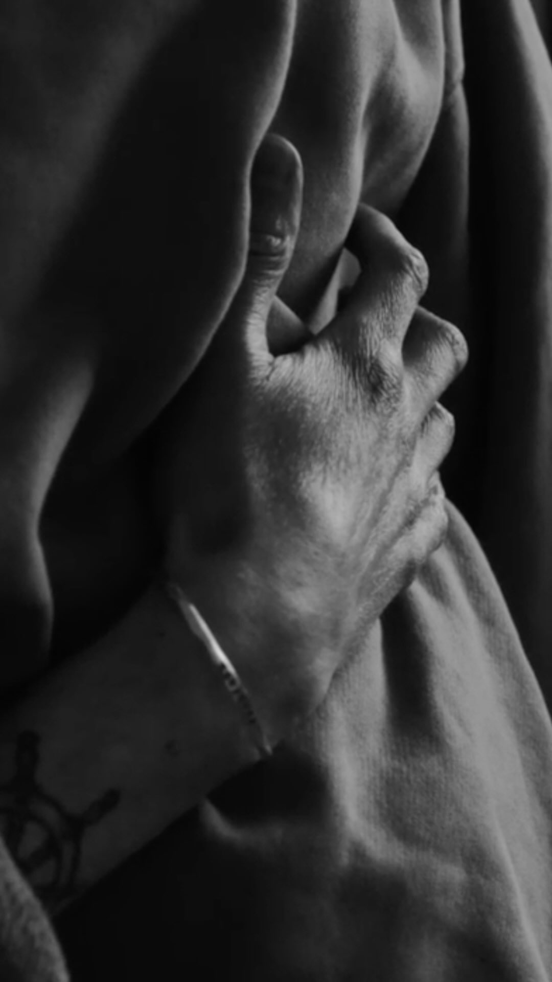 Quand j’avais tout perdu, il ne me restait que l’art.
Le Covid long et l’encéphalomyalgie myalgique ont réduit mon monde au silence, à l’attente, à l’invisible. Alors j’ai photographié ce que je vivais, pour ne pas disparaître.
Une ombre sur la pellicule est un recueil de photographies et de pensées. Un livre photo qui n’explique pas la maladie : il la fait ressentir. Contrastes bruts, grain, fragilité… Une traversée intime entre douleur, absence, et ce qui subsiste quand le corps lâche.
Ce livre parle du handicap invisible.
De ce que l’on porte en silence.
De ce qui fatigue, isole et dérange.
Si toi aussi tu vis avec une maladie chronique, tu y retrouveras tes luttes, ta résilience, et cette force qu’il faut mobiliser quand simplement tenir debout est déjà un effort. Et si tu vis aux côtés d’une personne qui traverse cela, il parle aussi de toi.
Si tu cherches à comprendre, cet ouvrage est une porte entrouverte sur ce que vivent ceux qu’on ne voit pas.
📔 Une ombre sur la pellicule est disponible - lien en bio.
Simon Delebecque
Photographe & Auteur 🤎
Aix-en-Provence (& Dijon)
—
#uneombresurlapellicule #livrephoto #maladiechronique #handicapinvisible #EM
—
@millionsmissingfrance
@apresj20_covidlong
@covidlongsolidarite
@carenity_fr
@flaix
@aixmaville
@iciprovence
@france3provencealpes
@les_invisibles_podcast
@balance_ton_handicap_invisible
@petite.mu_
@jaimedijon
@villededijon
@conpassion.media
@devoiler.l.invisible
@chloeinvisible
@lisa.paredes_
@vivrefm
@voxem.sfc
@encephalomyelite_myalgique
@elsamargueritat
@lebienpublic
@voixdespatients
@longcovid
@longcovidnederland
@longcovidsos
@laprovence
@tiduth_tv
@le_3c
@thesicktimes
@anais.bard
