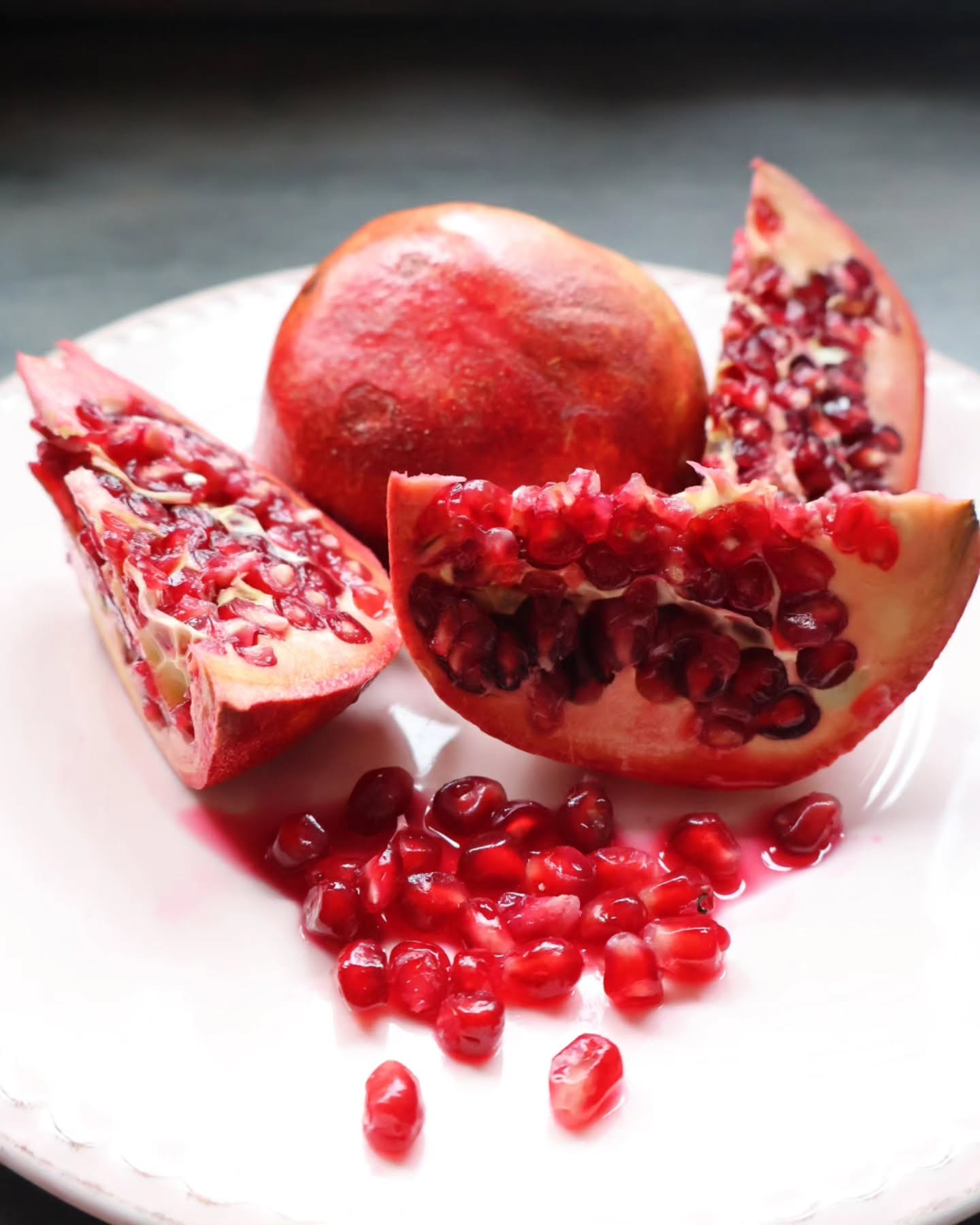 Der Granatapfel ist eine tolle Frucht für die Wechseljahre. Er enthält viele Vitamine und Mineralstoffe und ist besonders reich an Polyphenolen. Diese können die Zellen vor schädlichen Einflüssen schützen und entzündliche Prozesse im Körper positiv beeinflussen.
Gerade in den Wechseljahren, wenn hormonelle Veränderungen auf Gefäße, Stoffwechsel und Zellschutz wirken, spielt eine antioxidantienreiche Ernährung eine wichtige Rolle.
Da der Granatapfel nur wenig Kalorien enthält und wir in den Wechseljahren auf unser Gewicht achten müssen, sollte er bei deinem Obsteinkauf nicht fehlen.
Hervorzuheben ist auch, dass der Granatapfel Phytoöstrogene enthält. Diese wirken östrogenähnlich und ähneln in ihrer Struktur den körpereigenen Hormonen. Ihre Wirkung ist zwar deutlich milder, können aber zu einem gesundheitlichen Lebensstil beitragen, der den Körper in dieser fordernden Phase unterstützt.
➡️ Der Körper reguliert sich neu und profitiert von Nährstoffen, die ihn dabei schützen und stabilisieren.
Kulinarisch ist der Granatapfel erstaunlich vielseitig:
➡️ im Joghurt oder Müsli
➡️ als frisches Topping auf Salaten
➡️ zu Couscous- oder Getreidegerichten
➡️ in warmen Speisen und Soßen
➡️ oder in Getränken
Der Fantasie sind kaum Grenzen gesetzt.
Der einzige kleine Nachteil: das Herauslösen der Kerne. Es ist etwas mühsam, lohnt sich aber. Ich schneide den Granatapfel in Stücke und löse die Kerne in einer Schüssel mit Wasser. So kann ich gleich die ganze Frucht vorbereiten und die Kerne im Laufe der Woche ganz spontan über meine Mahlzeiten streuen.
Wie ist es bei dir – wird der Granatapfel künftig öfter einen Platz in deiner Ernährung finden?
In weiblicher Verbundenheit 💜
Deine Rita
#wechseljahre #granatapfel #polyphenole
#antioxidantien #frauengesundheit