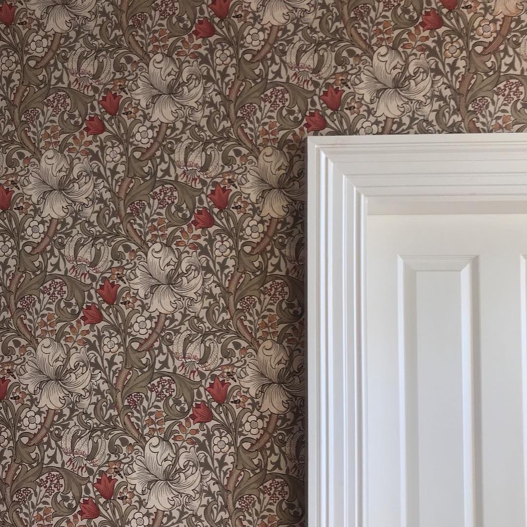 I adore this ginormous wall of Morris & Co wallpaper in my client's home. The aesthetics and ethos of the Arts and Craft movement are just wonderful and along with Rococo, it's one of my favourite periods in art and design history 😍